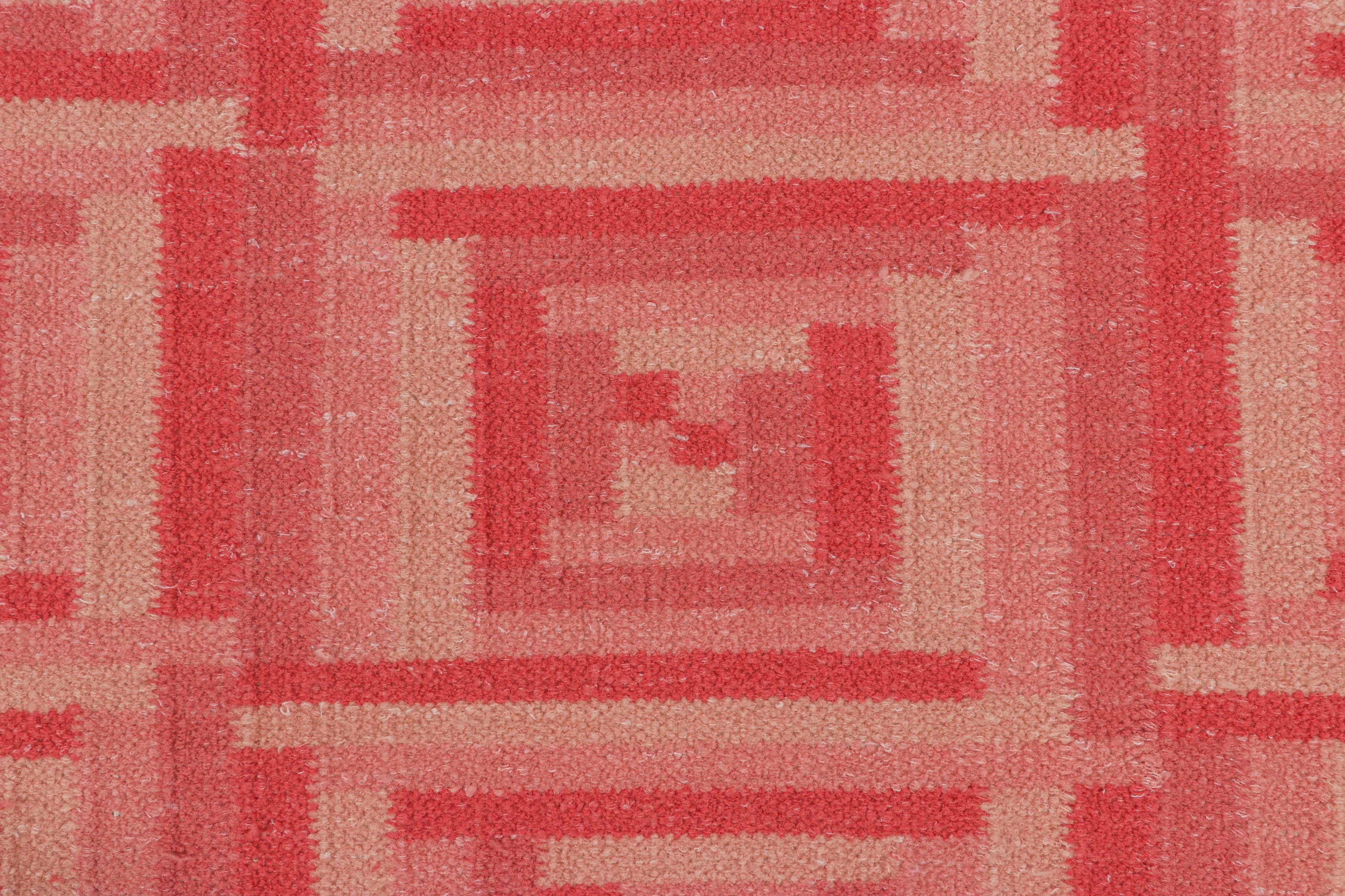 Rug & Kilim's Teppich im skandinavischen Stil mit geometrischem Muster in Rot, Rosa und Beige (Skandinavische Moderne) im Angebot