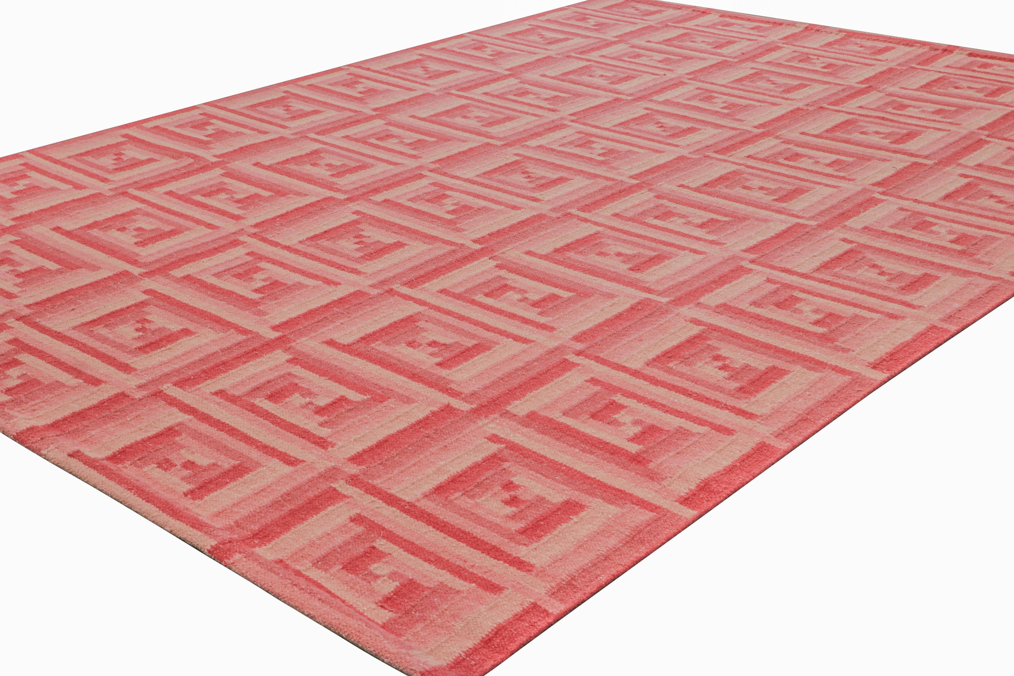Rug & Kilim's Teppich im skandinavischen Stil mit geometrischem Muster in Rot, Rosa und Beige (Afghanisch) im Angebot