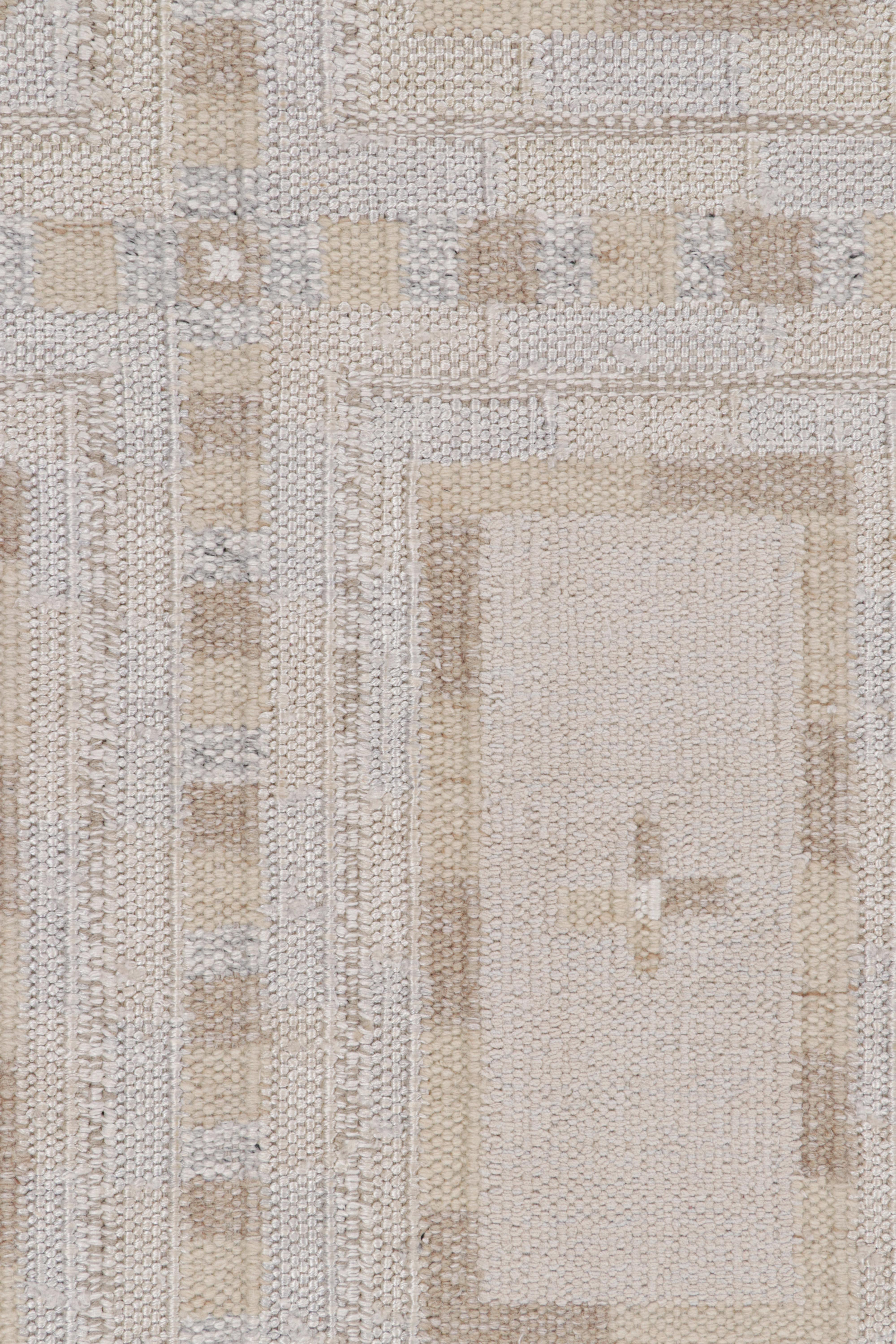 Rug & Kilim's Teppich im skandinavischen Stil mit weißen und braun-beigen Mustern (Moderne) im Angebot