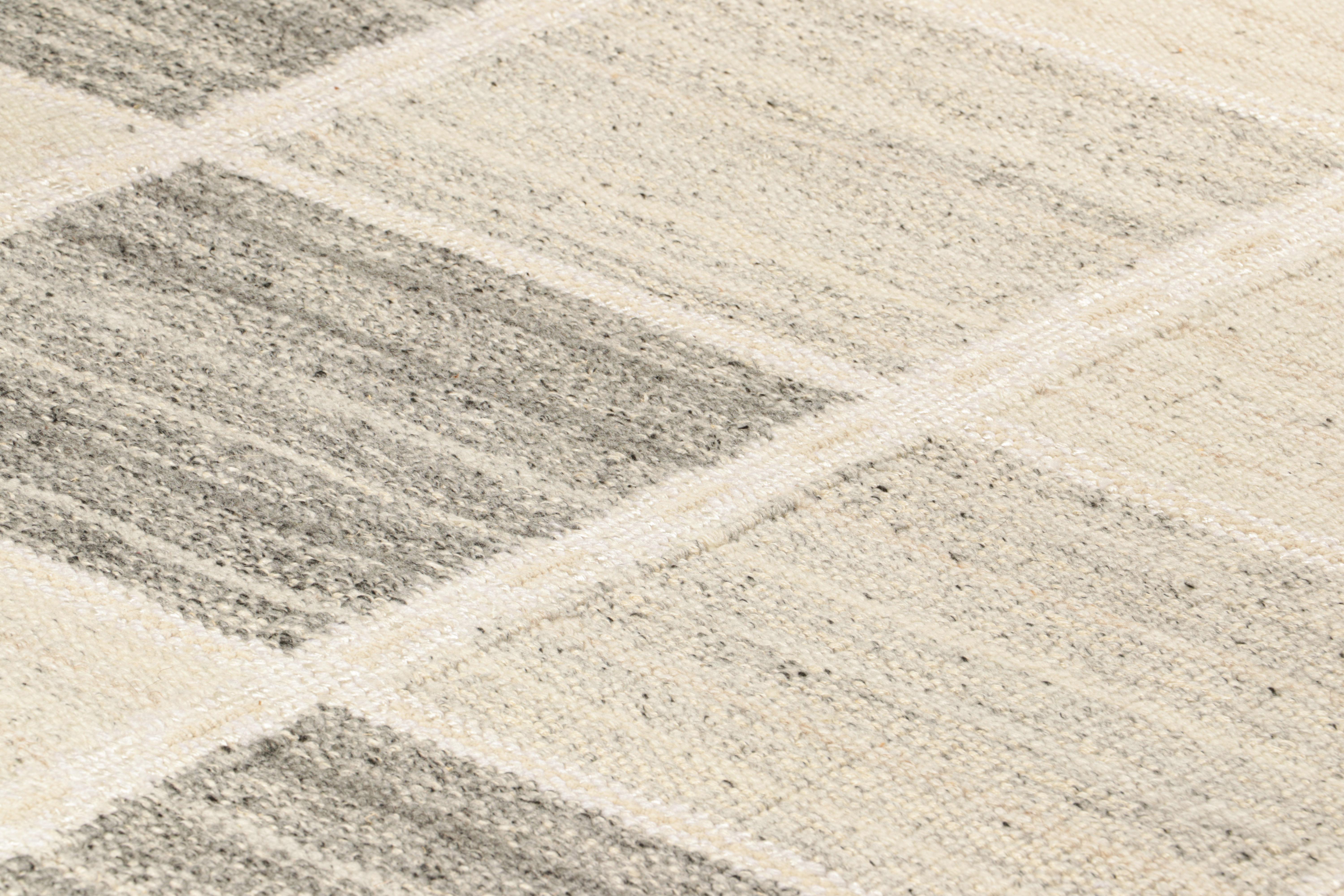 Dieser schwedische Teppich im Format 4x6 ist eine kühne Neuheit in der skandinavischen Kollektion von Rug & Kilim. Das handgewebte Flachgewebe aus Wolle mit ungefärbten Naturgarnen ist von schwedischen minimalistischen Designs inspiriert.

Über das