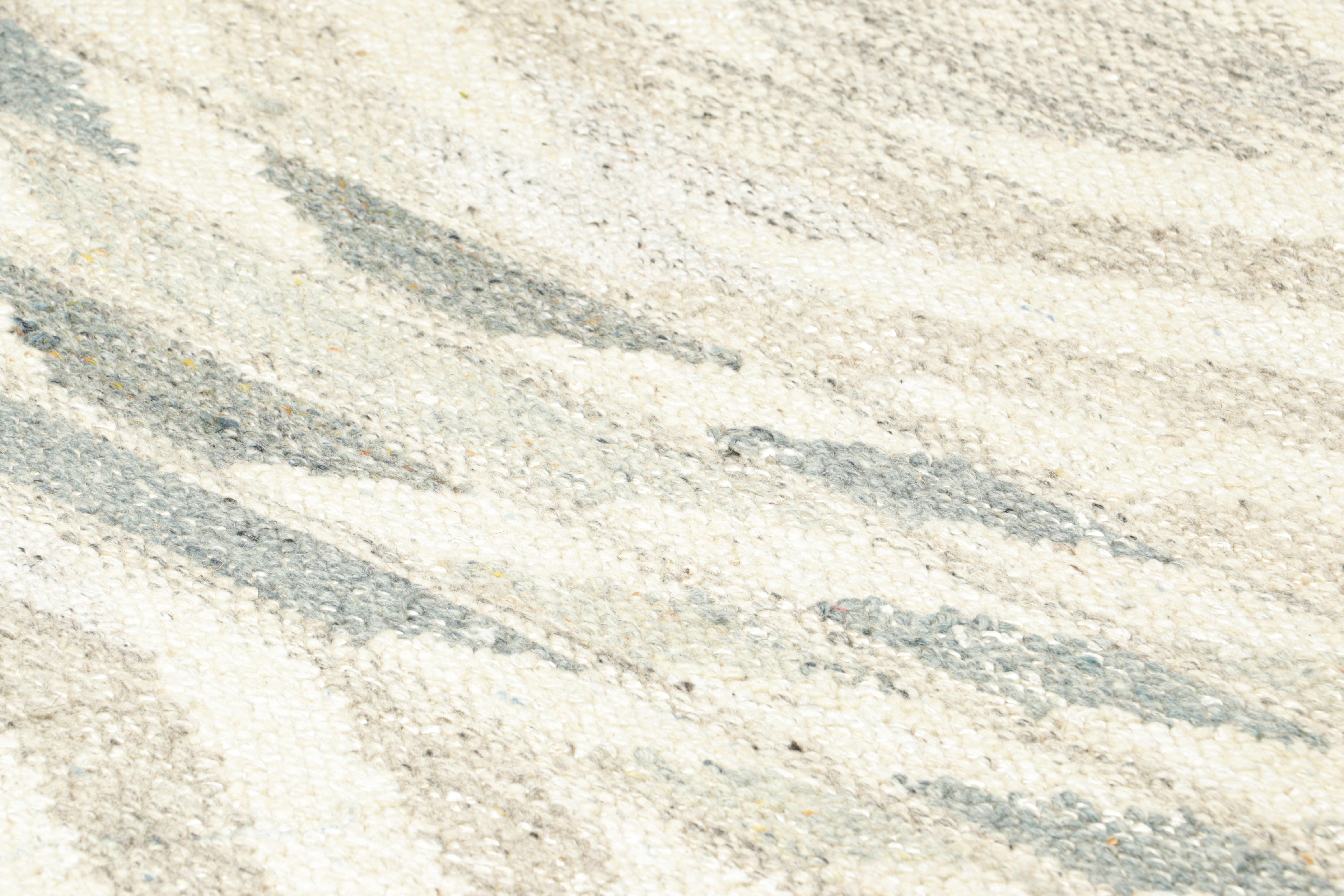 Dieser schwedische Teppich im Format 4x5 ist eine kühne Neuheit in der skandinavischen Kollektion von Rug & Kilim. Das handgewebte Flachgewebe aus Wolle mit ungefärbten Naturgarnen ist von schwedischen minimalistischen Designs inspiriert.

Über das