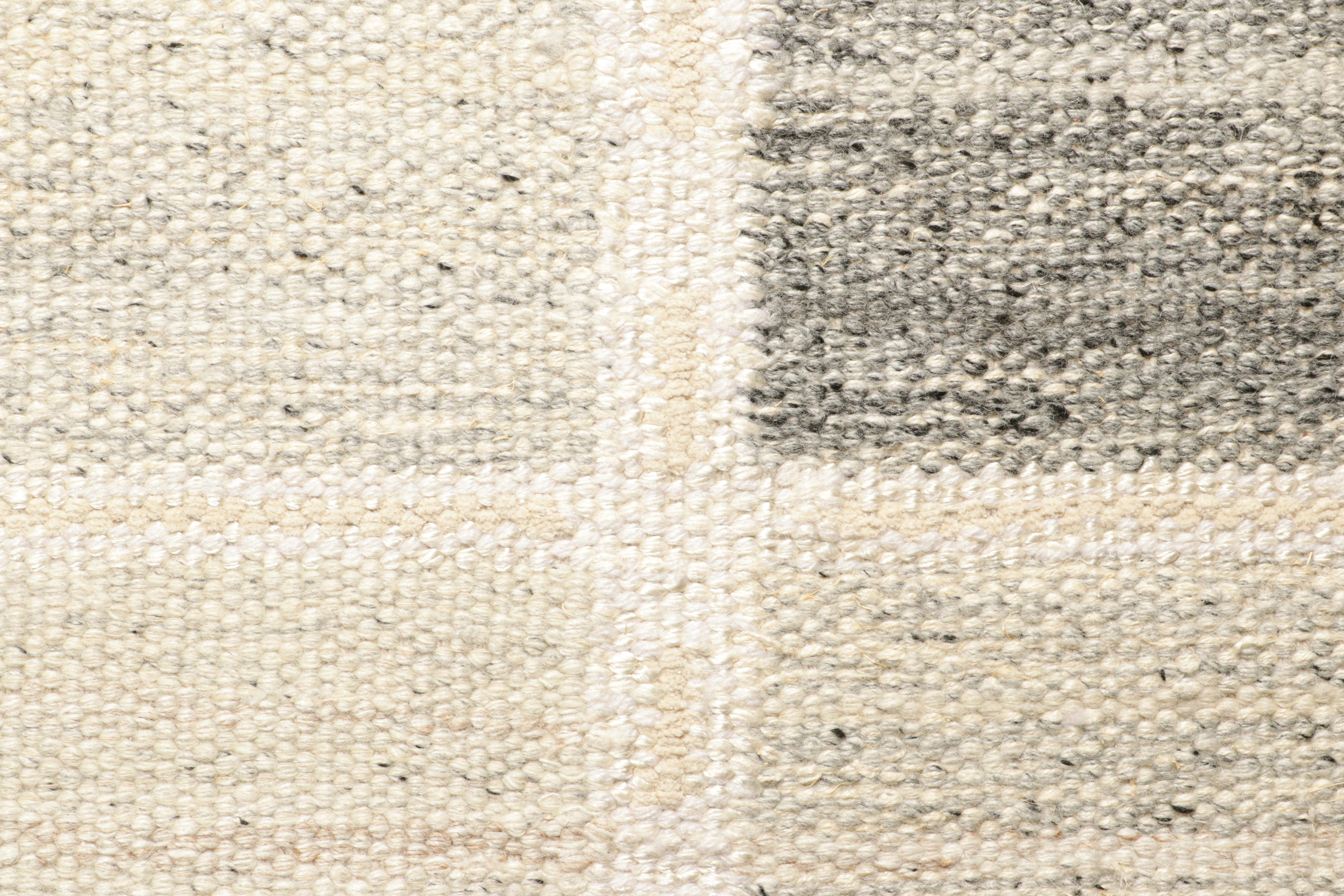 Rug & Kilim's Teppich im skandinavischen Stil mit weißen und grauen geometrischen Mustern (Moderne) im Angebot