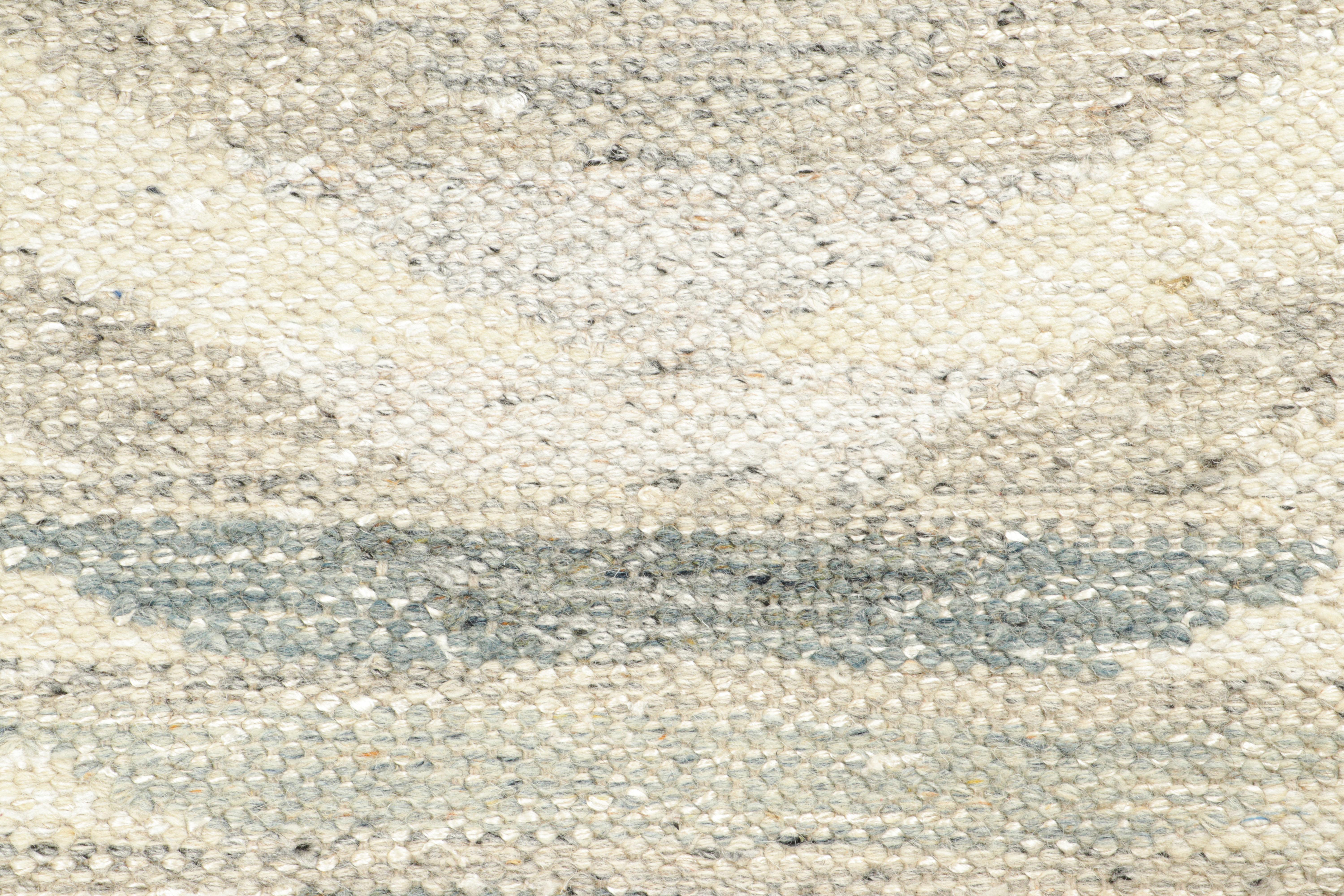 Rug & Kilim's Teppich im skandinavischen Stil mit weißen und grauen geometrischen Mustern (Moderne) im Angebot