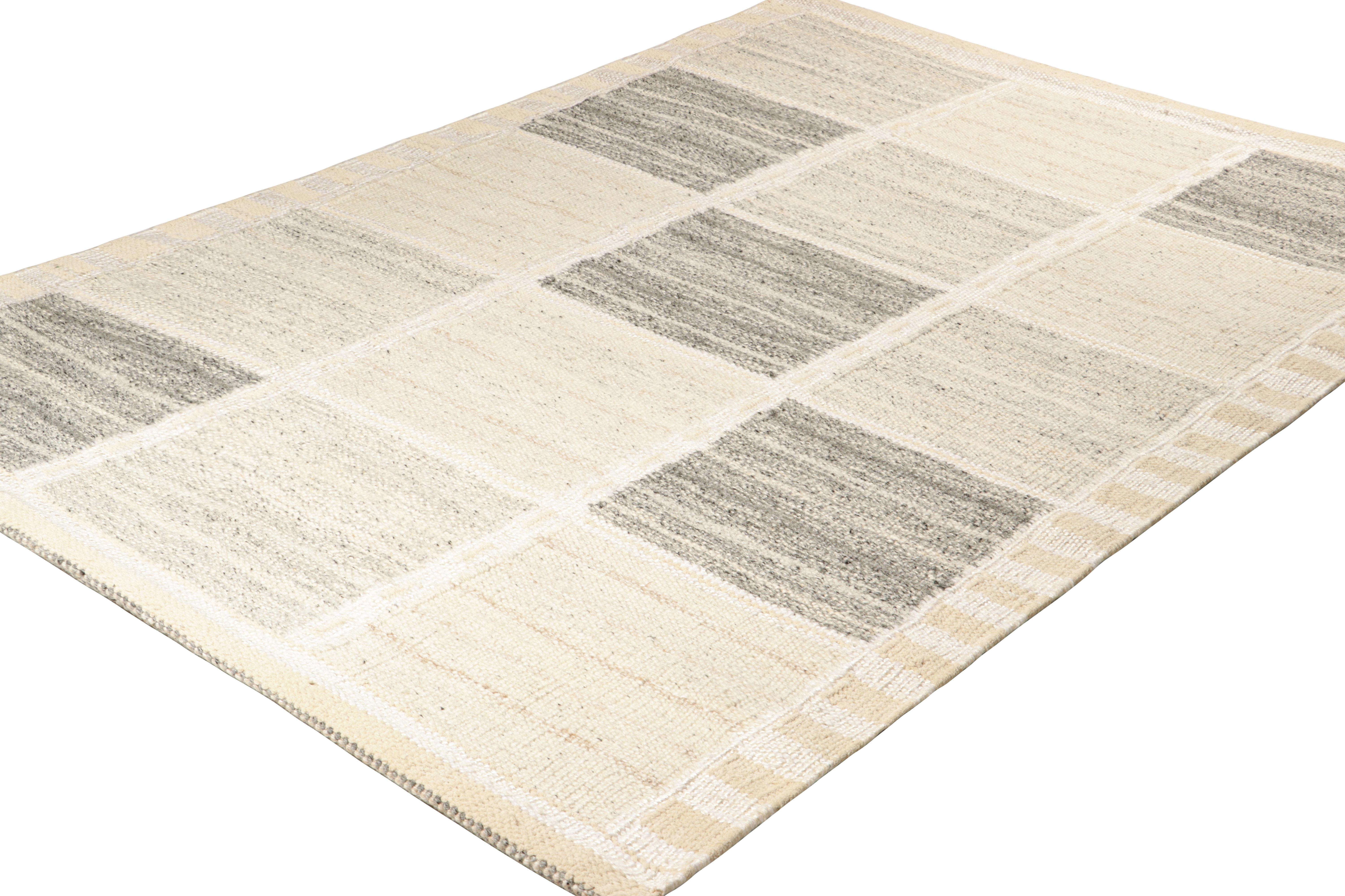 Rug & Kilim's Teppich im skandinavischen Stil mit weißen und grauen geometrischen Mustern (Indisch) im Angebot