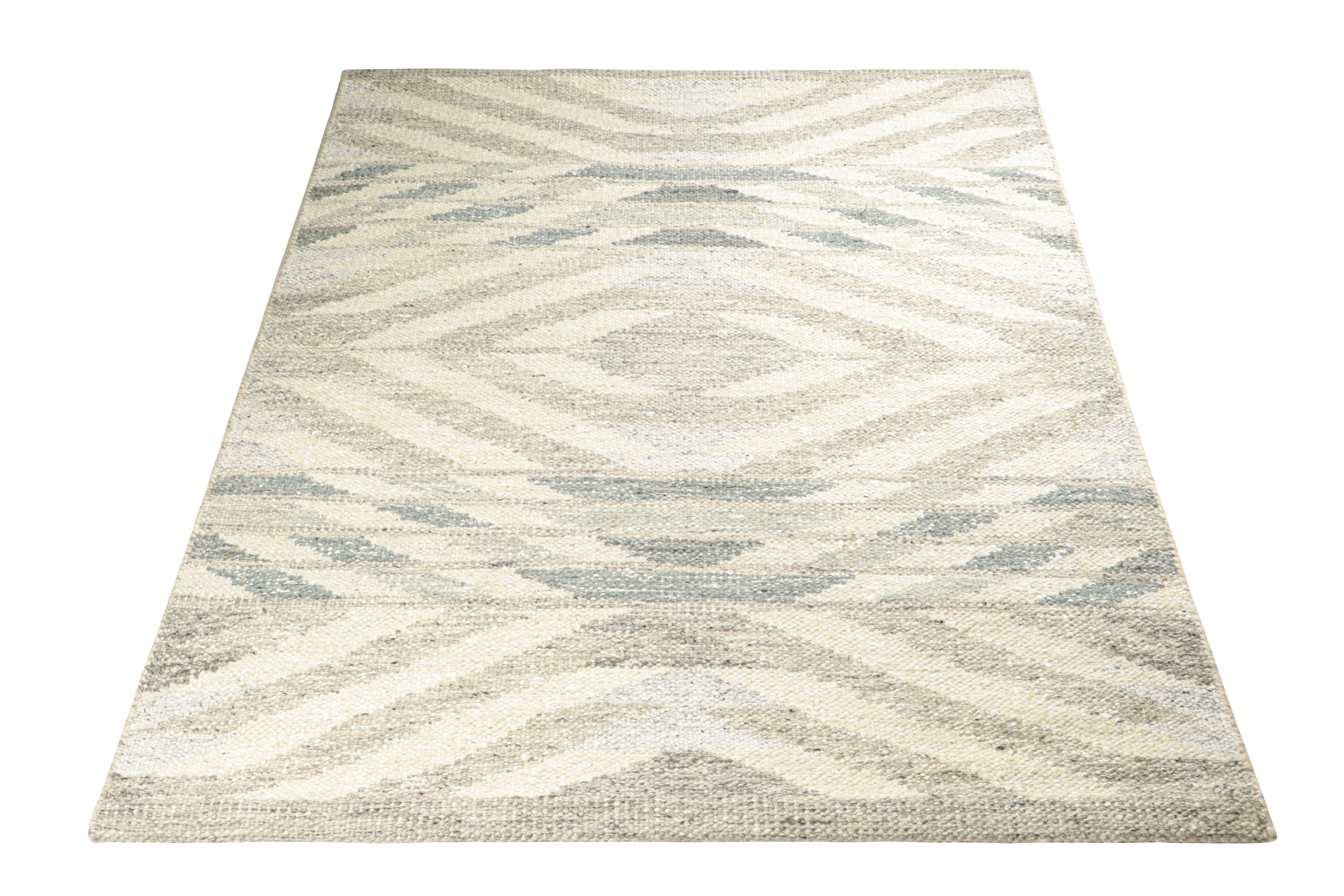 Rug & Kilim's Teppich im skandinavischen Stil mit weißen und grauen geometrischen Mustern (Handgewebt) im Angebot