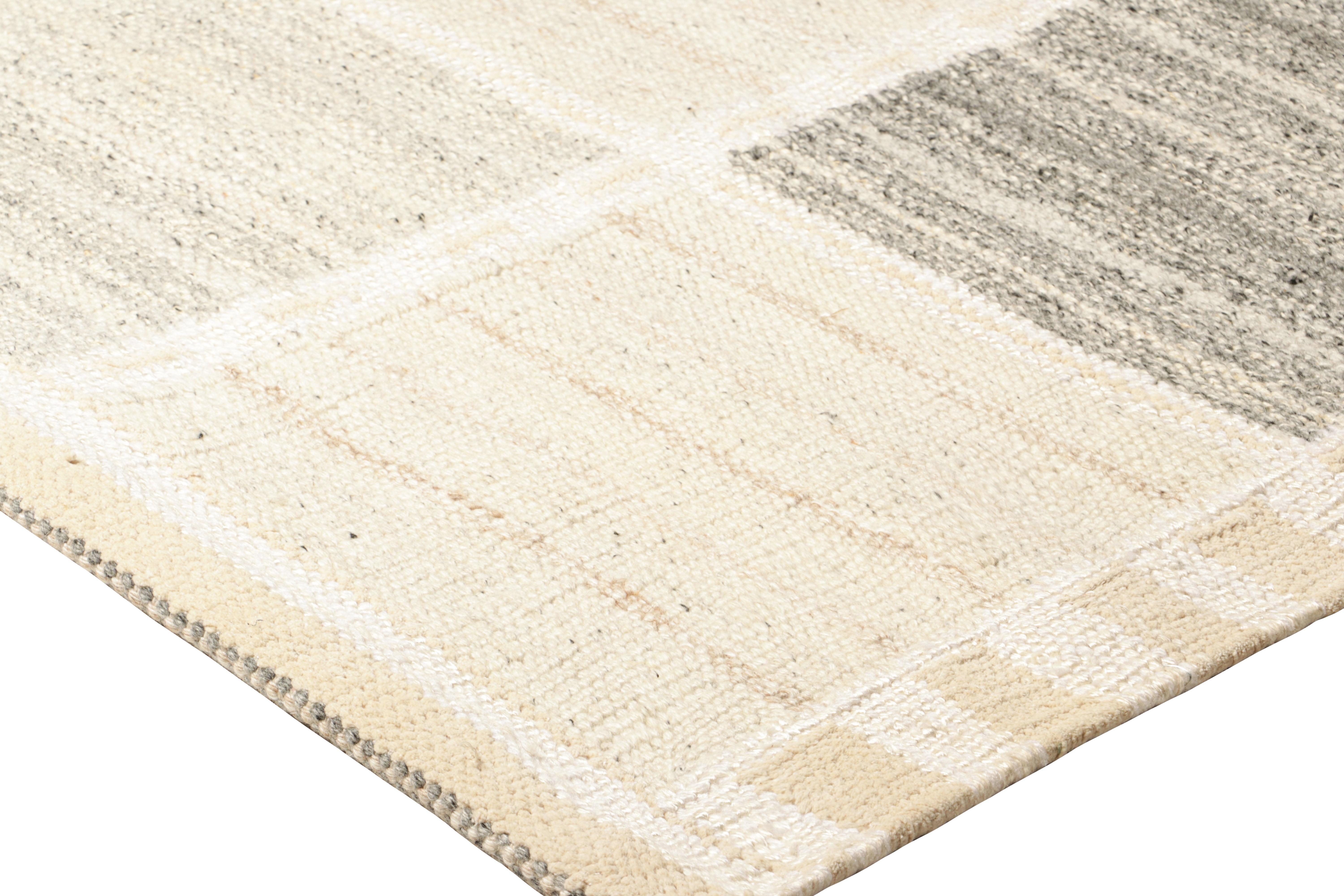 Rug & Kilim's Teppich im skandinavischen Stil mit weißen und grauen geometrischen Mustern im Zustand „Neu“ im Angebot in Long Island City, NY