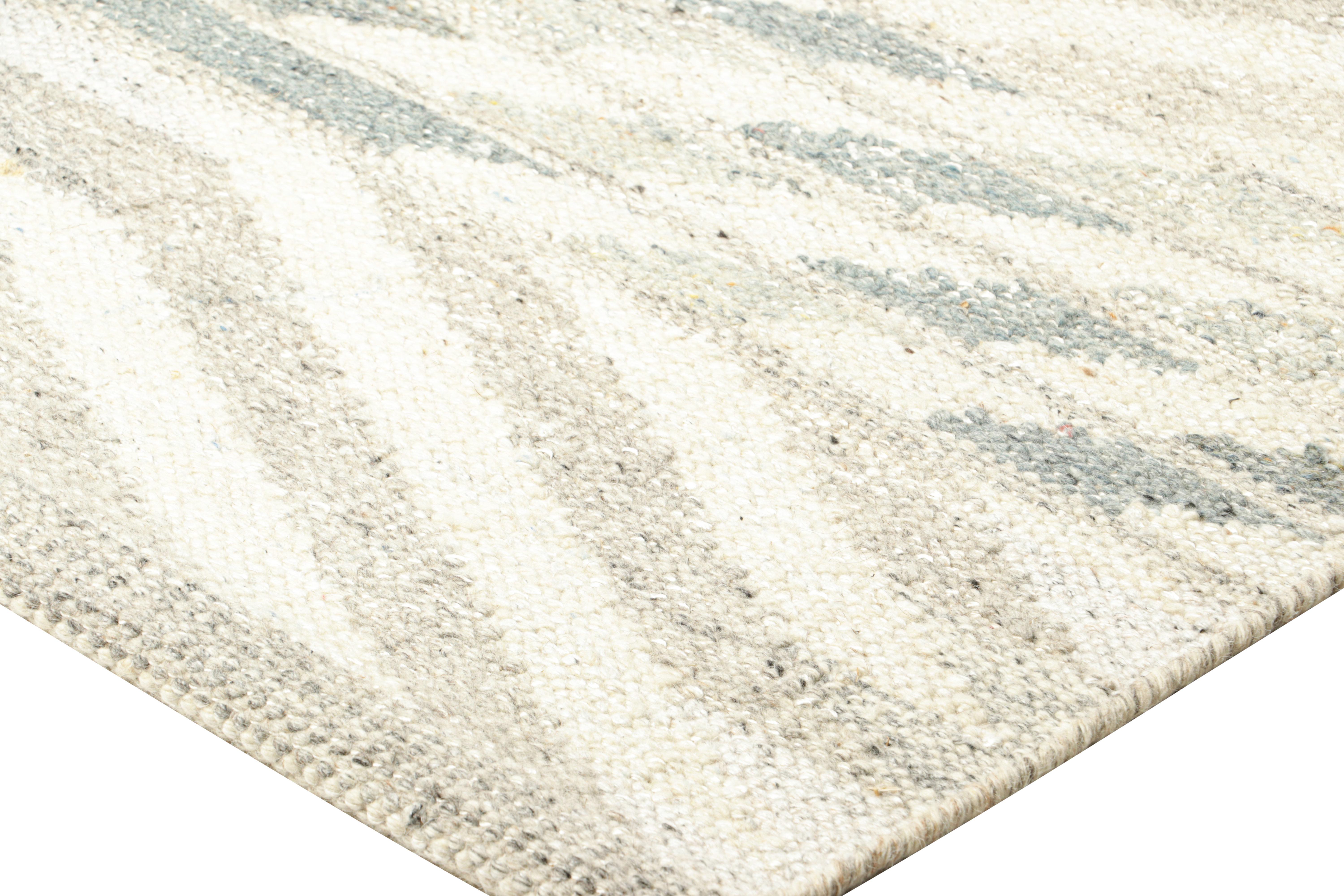 Rug & Kilim's Teppich im skandinavischen Stil mit weißen und grauen geometrischen Mustern im Zustand „Neu“ im Angebot in Long Island City, NY