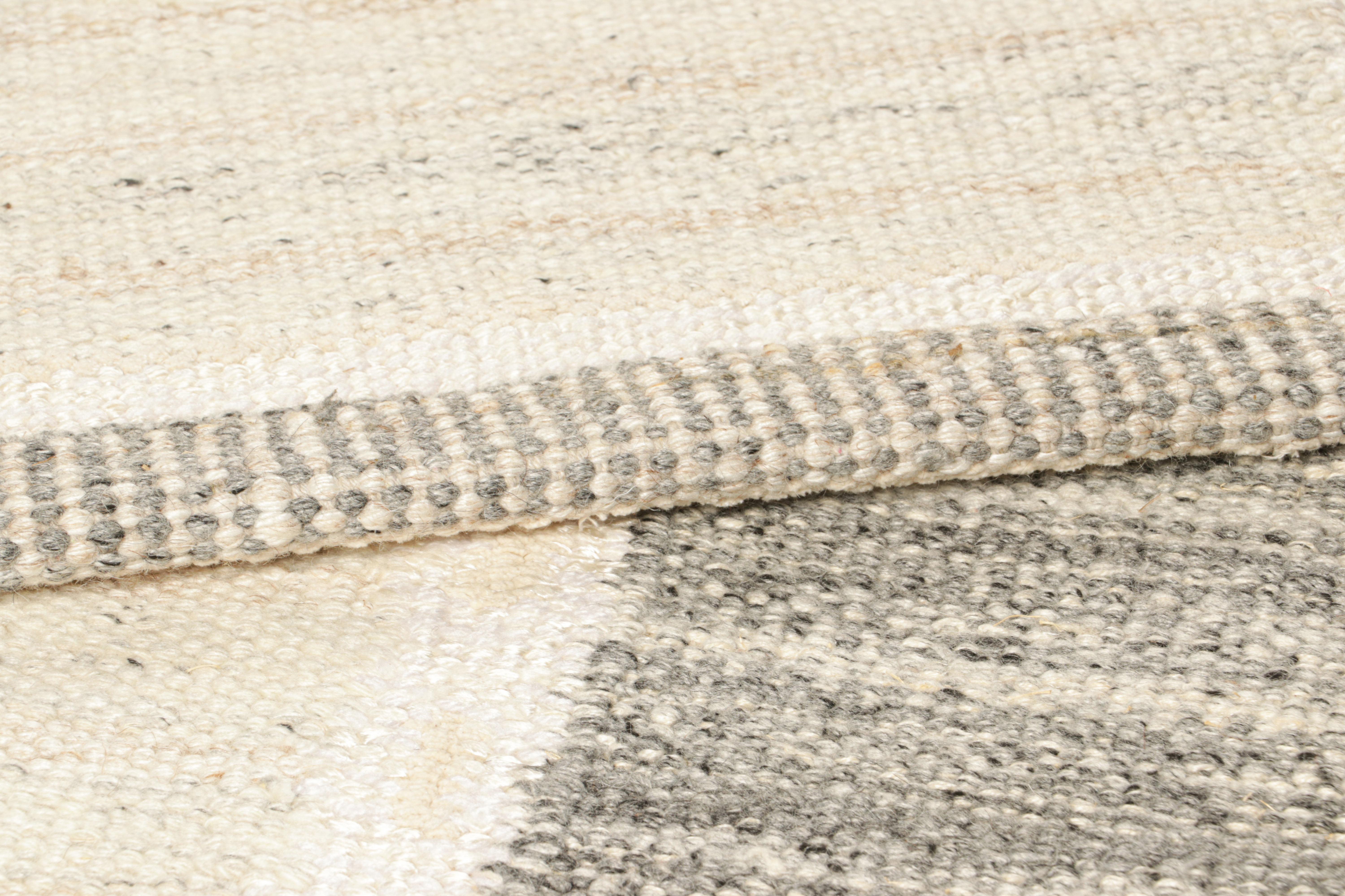 Rug & Kilim's Teppich im skandinavischen Stil mit weißen und grauen geometrischen Mustern (21. Jahrhundert und zeitgenössisch) im Angebot