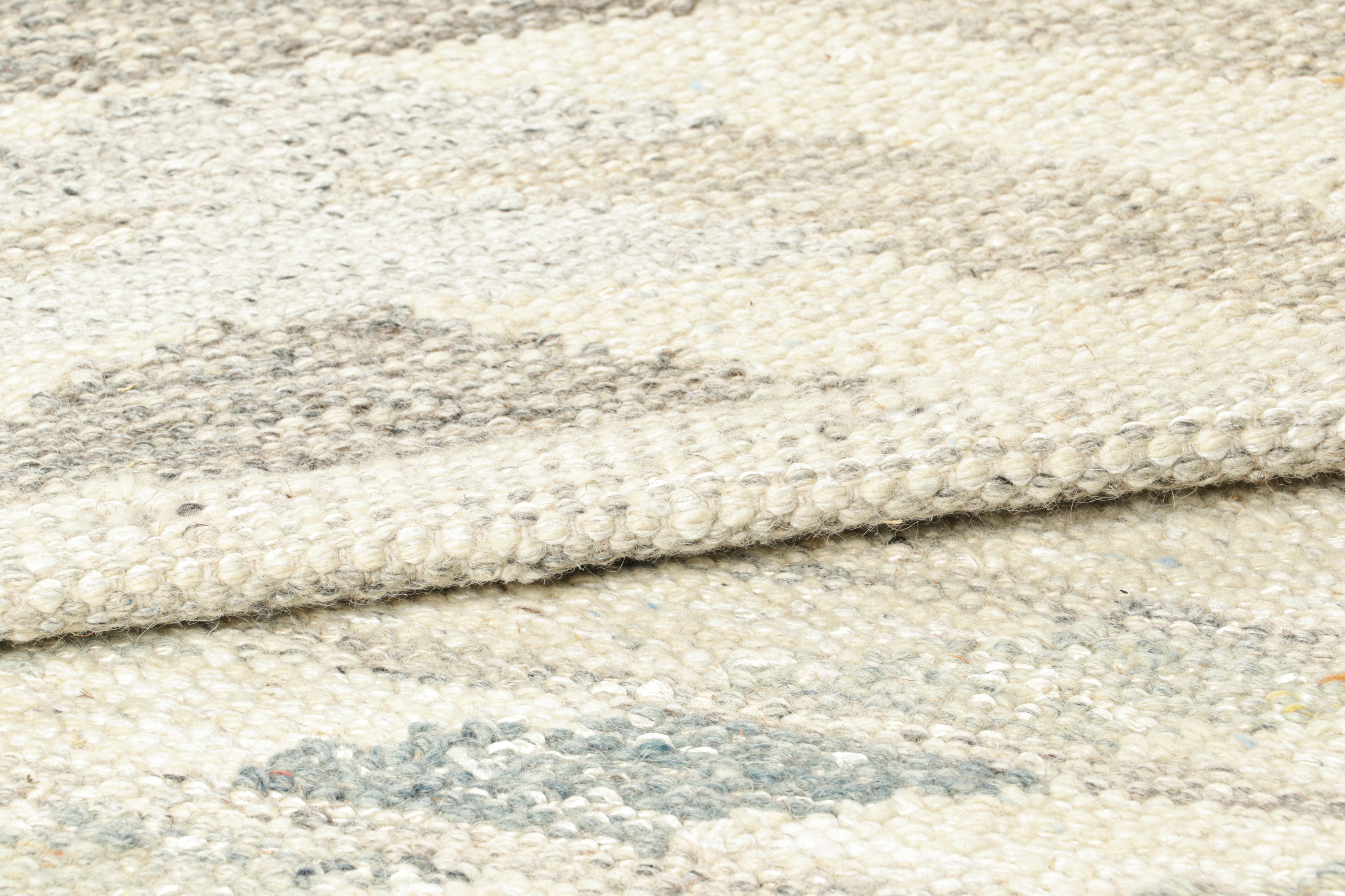 Rug & Kilim's Teppich im skandinavischen Stil mit weißen und grauen geometrischen Mustern (21. Jahrhundert und zeitgenössisch) im Angebot