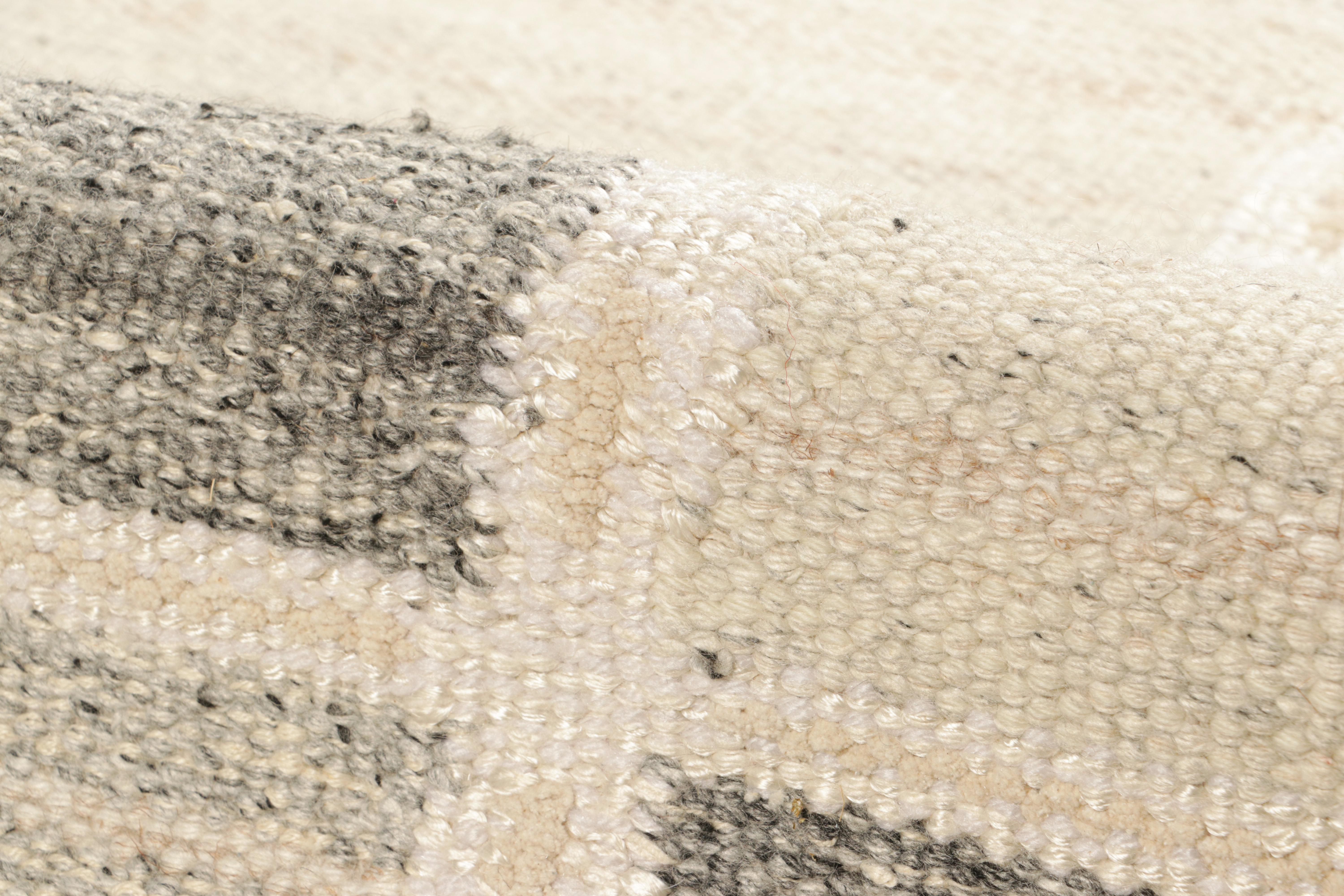 Rug & Kilim's Teppich im skandinavischen Stil mit weißen und grauen geometrischen Mustern (Wolle) im Angebot