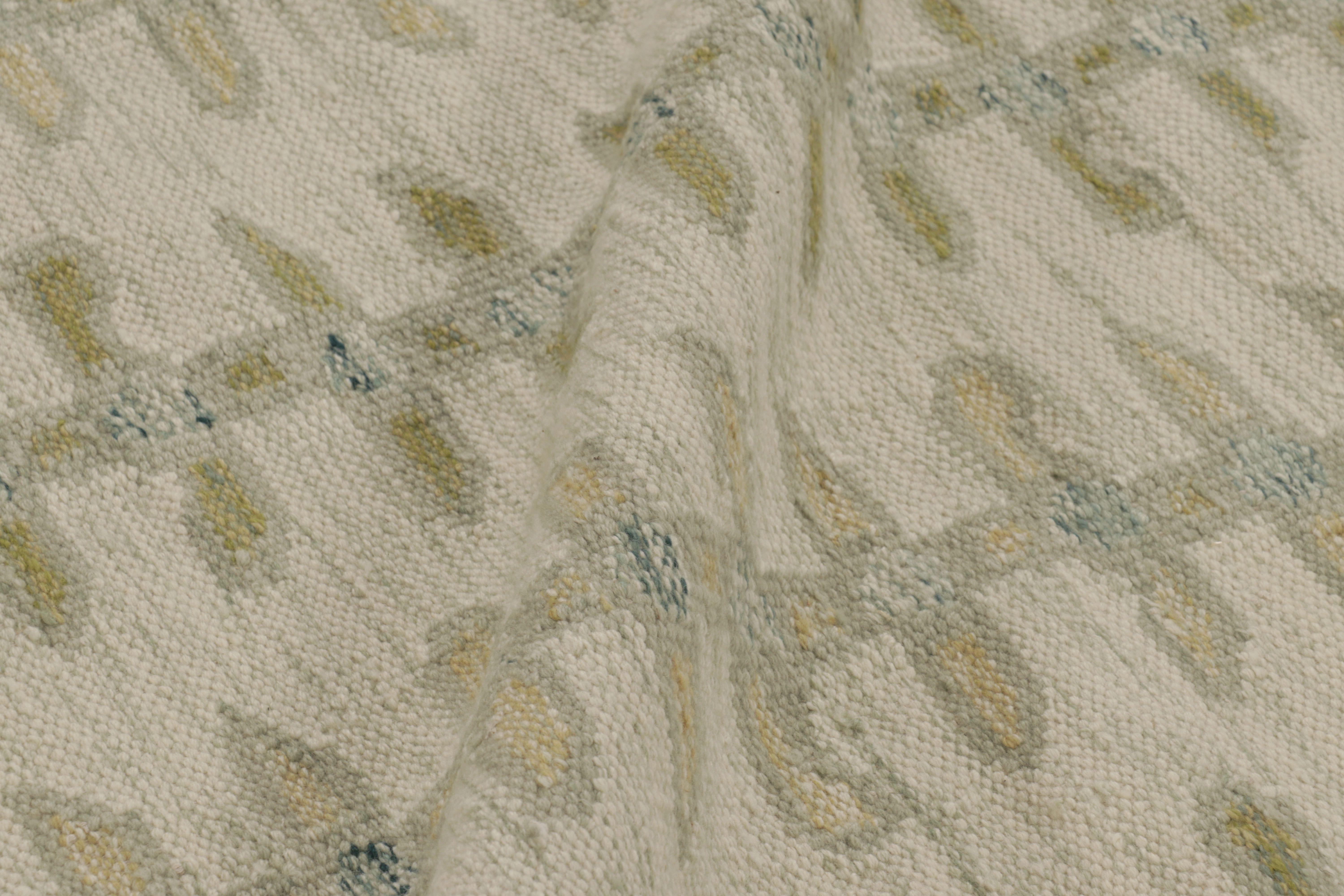 Rug & Kilim's Scandinavian Style Runner Custom Flatweave, Floral Vines in Grün (21. Jahrhundert und zeitgenössisch) im Angebot