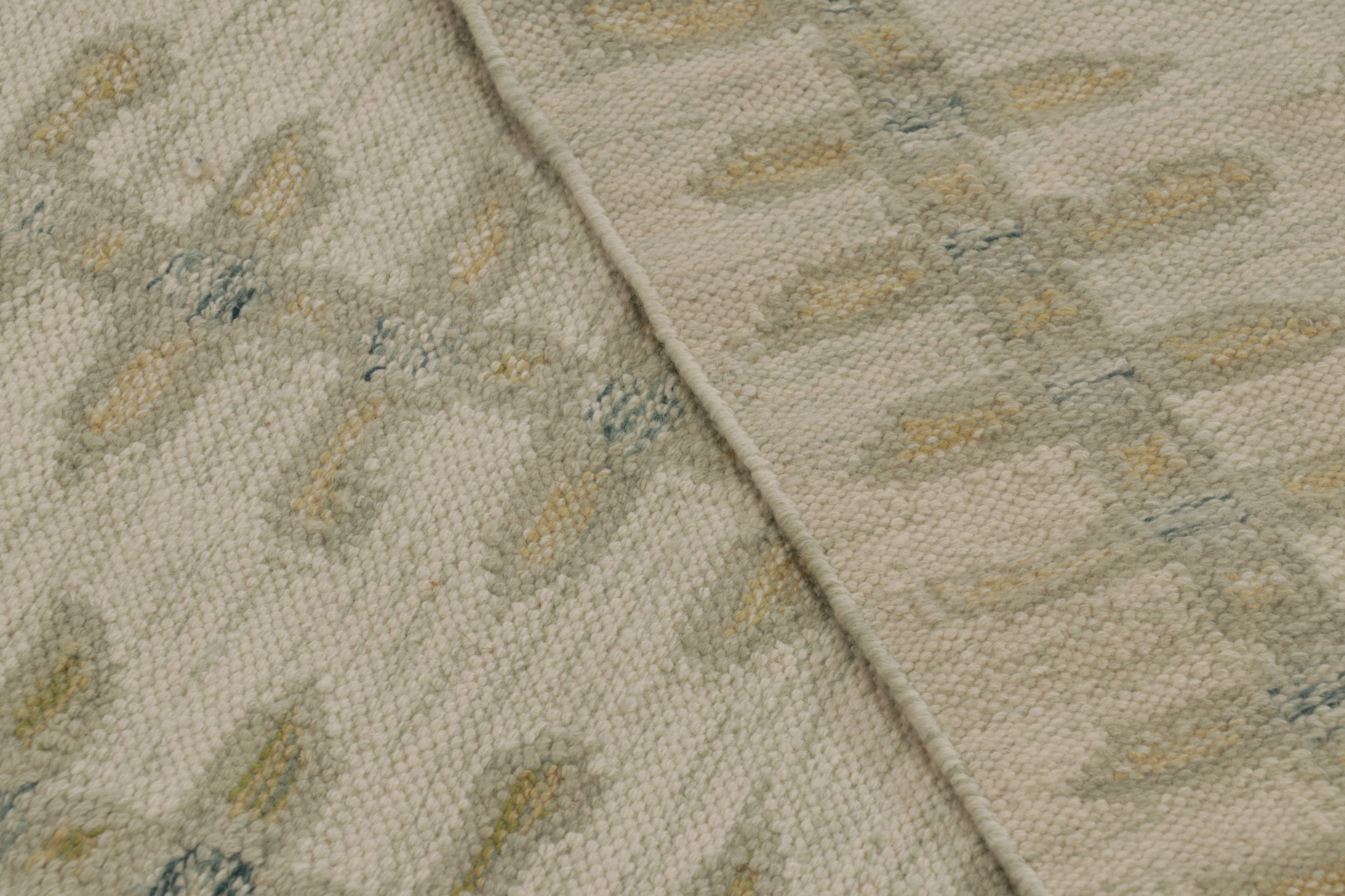 Rug & Kilim's Scandinavian Style Runner Custom Flatweave, Floral Vines in Grün (Wolle) im Angebot