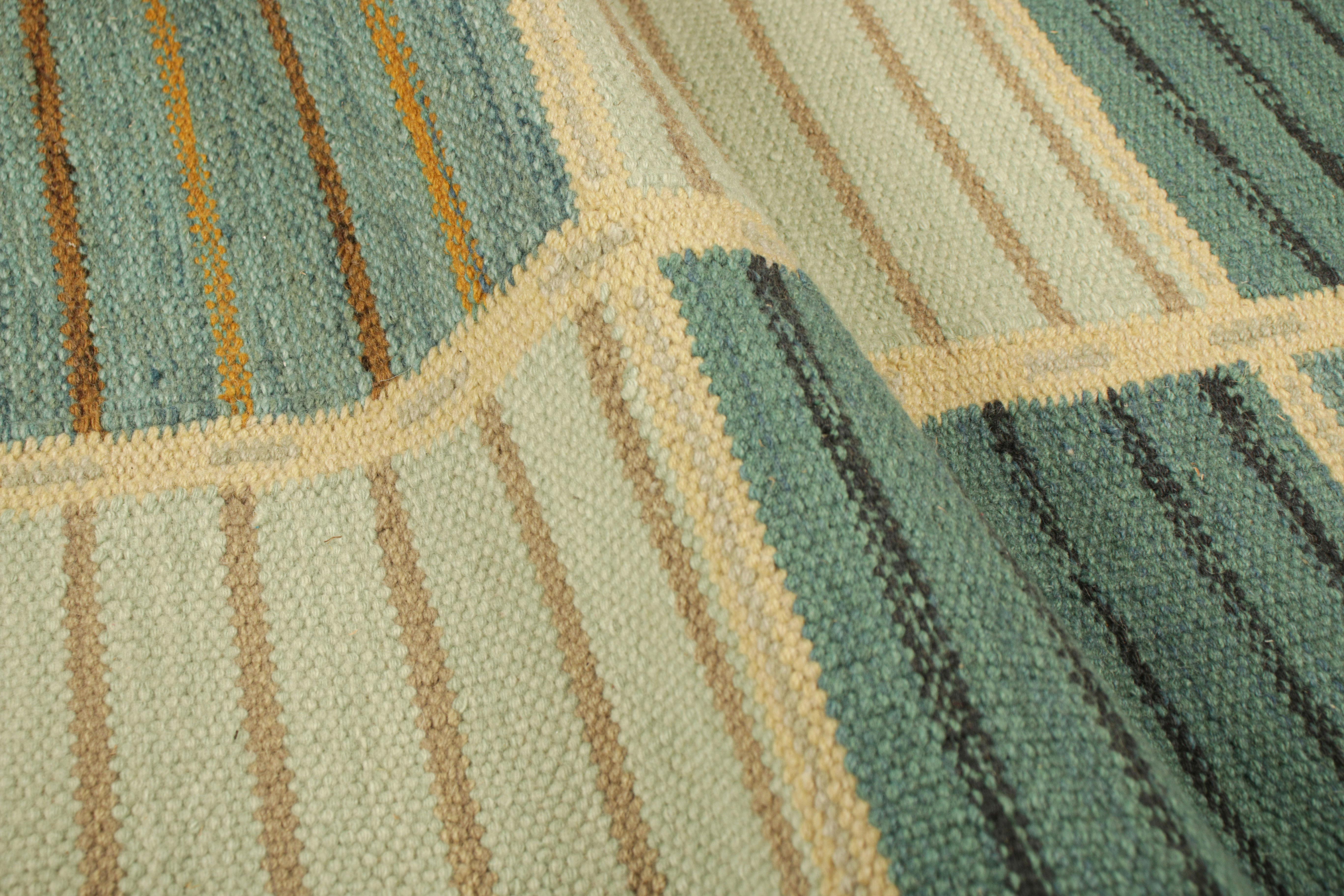 Rug & Kilim's skandinavischer Läufer in Beige und Blau, mit geometrischen Streifen (Moderne) im Angebot