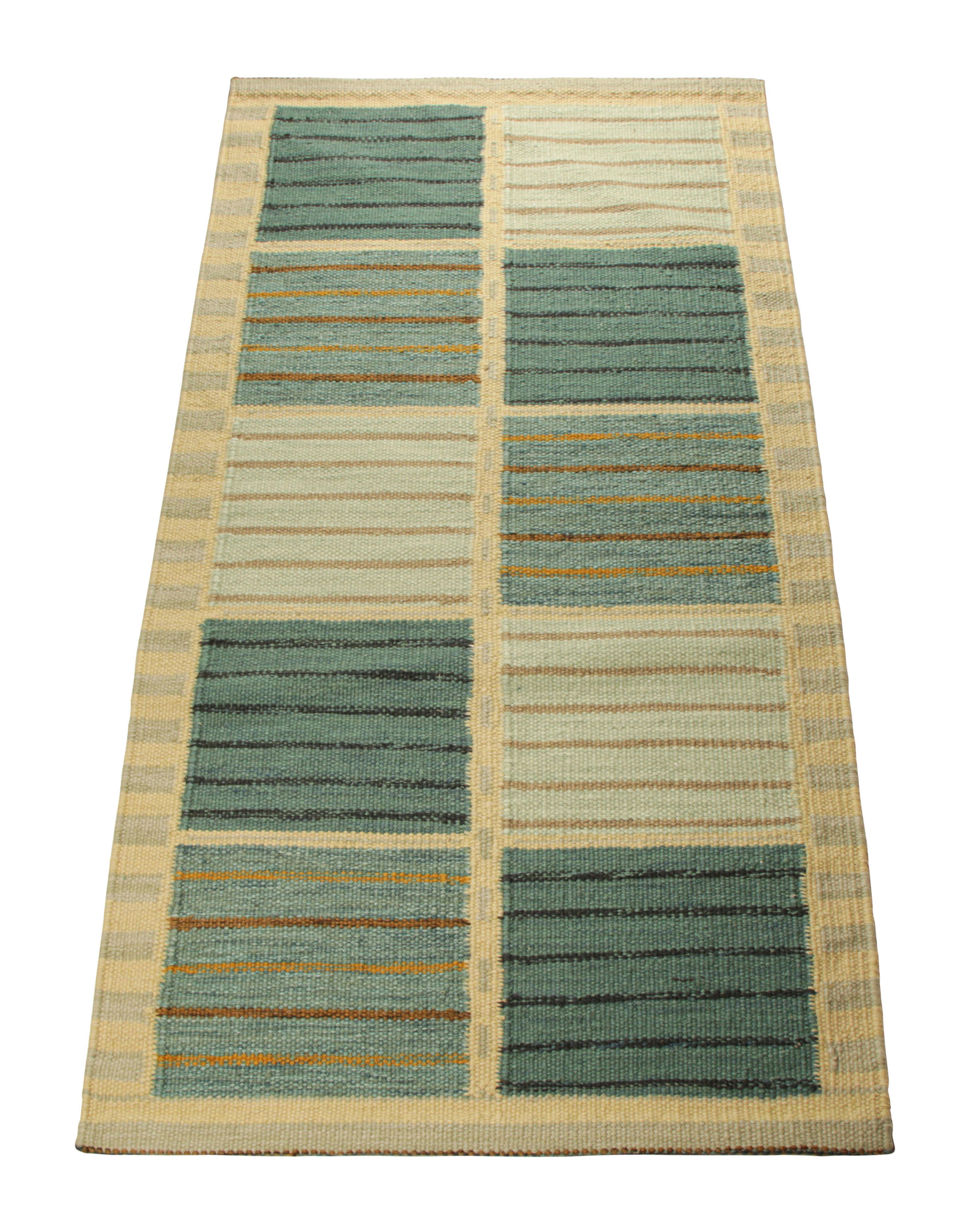 Rug & Kilim's skandinavischer Läufer in Beige und Blau, mit geometrischen Streifen (Indisch) im Angebot