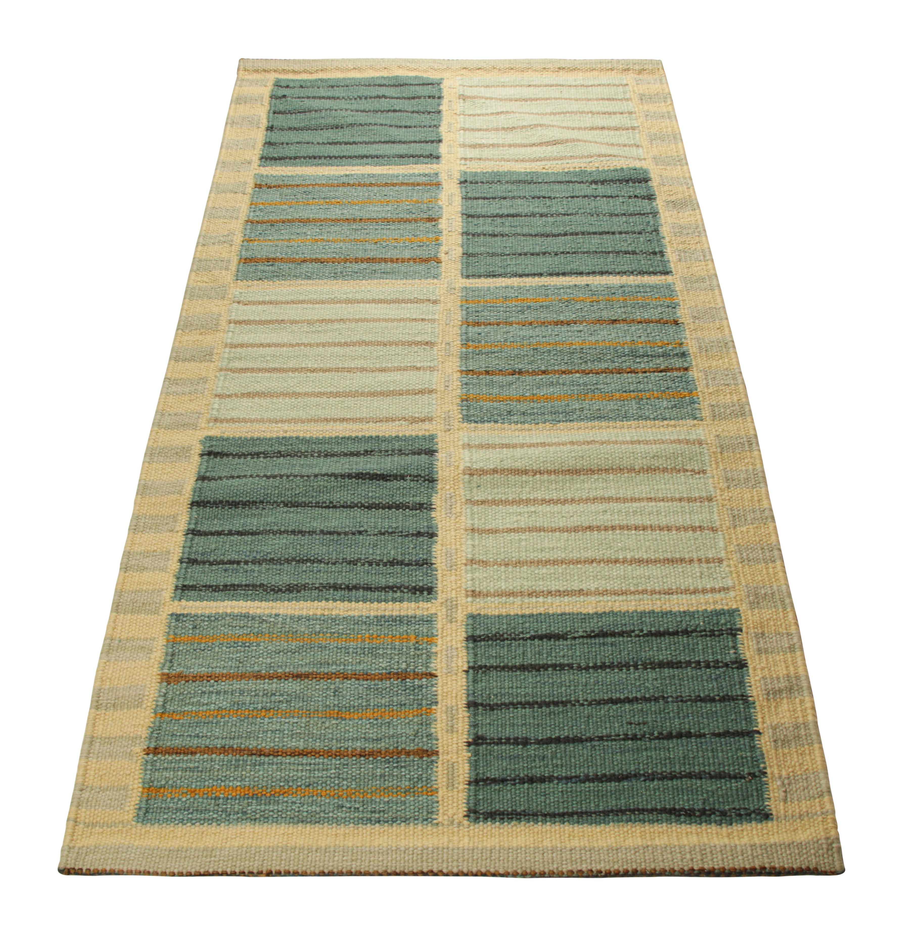 Rug & Kilim's skandinavischer Läufer in Beige und Blau, mit geometrischen Streifen (Handgewebt) im Angebot