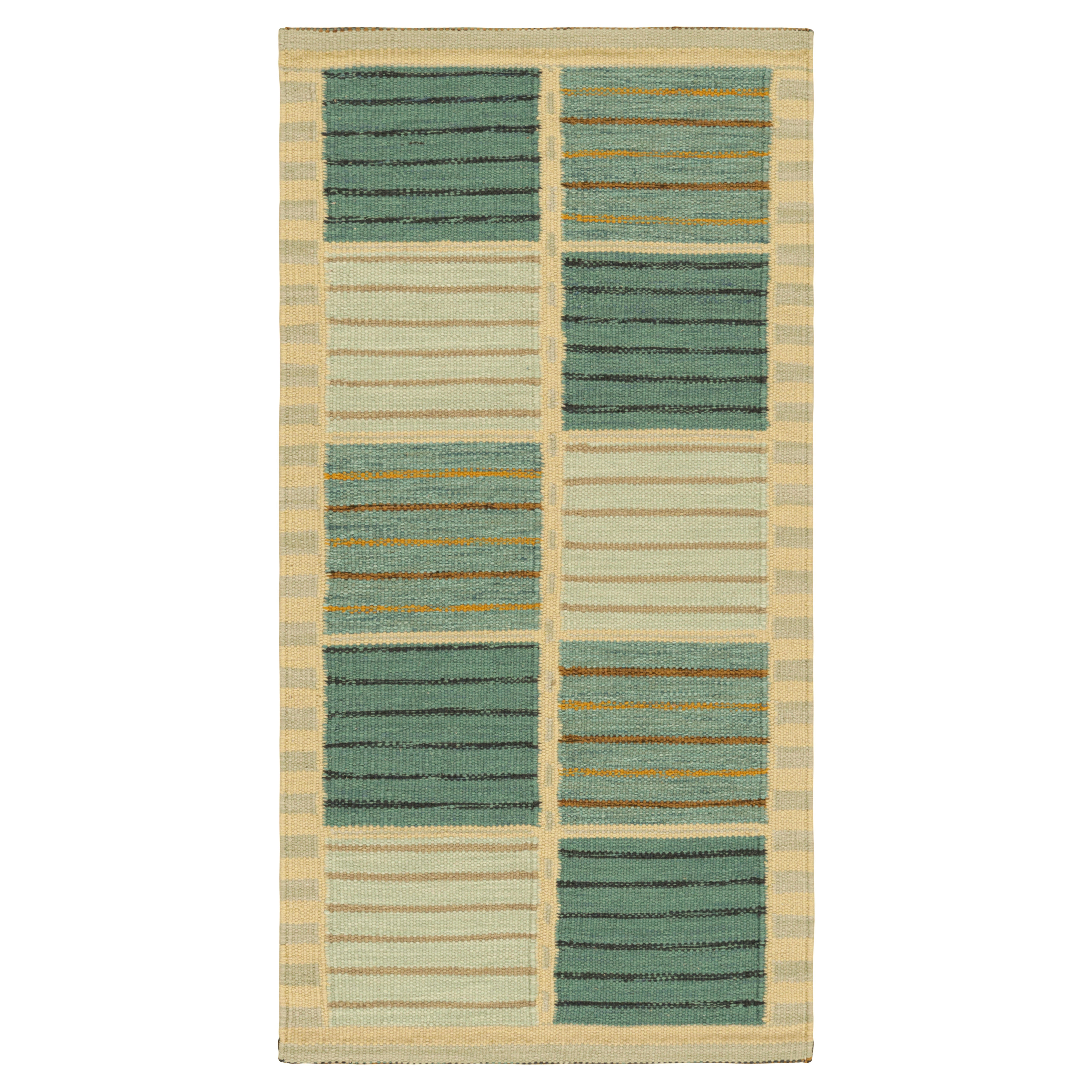 Rug & Kilim's skandinavischer Läufer in Beige und Blau, mit geometrischen Streifen im Angebot