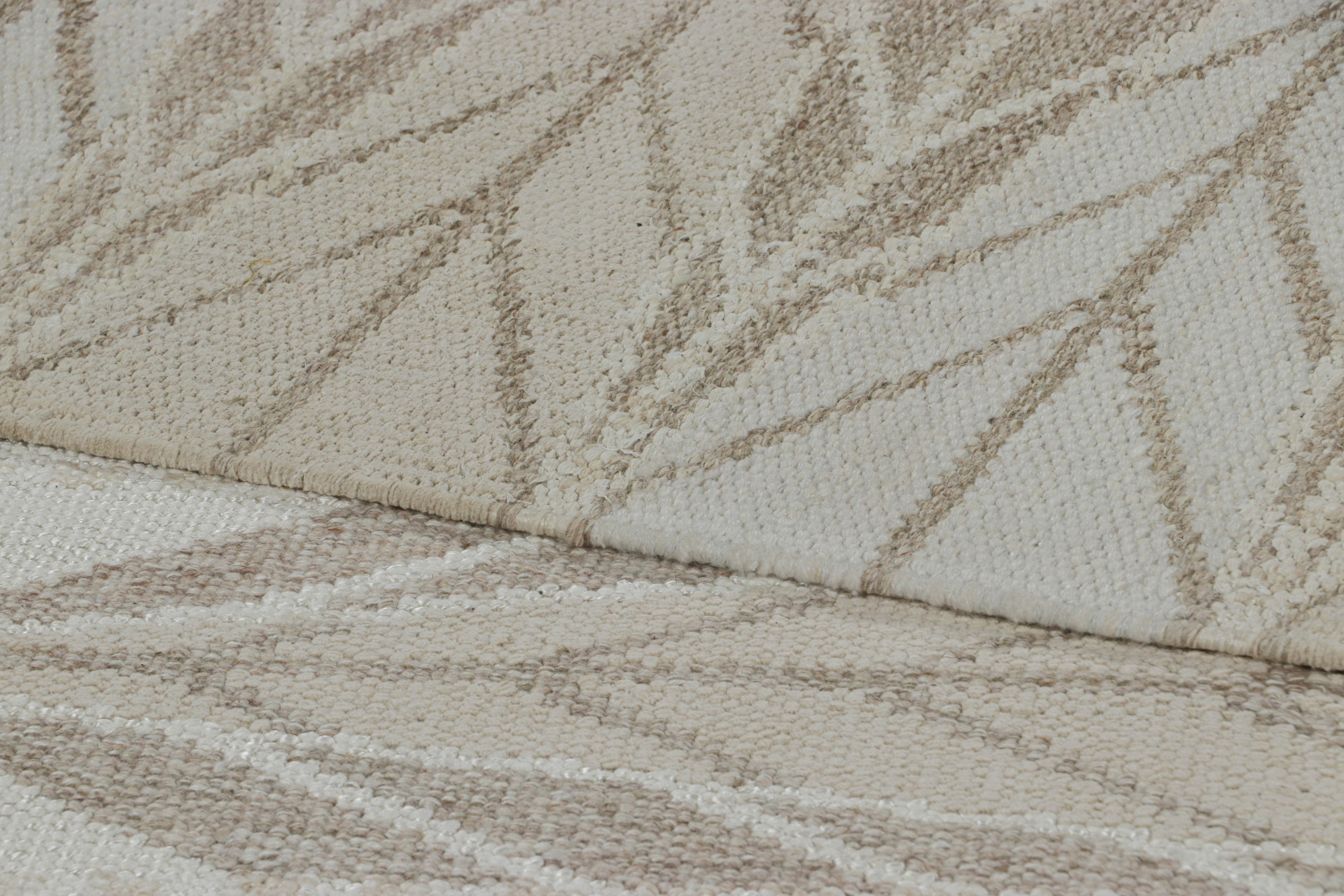 XXIe siècle et contemporain Tapis de course de style scandinave de Rug & Kilim, vert avec motifs géométriques gris en vente