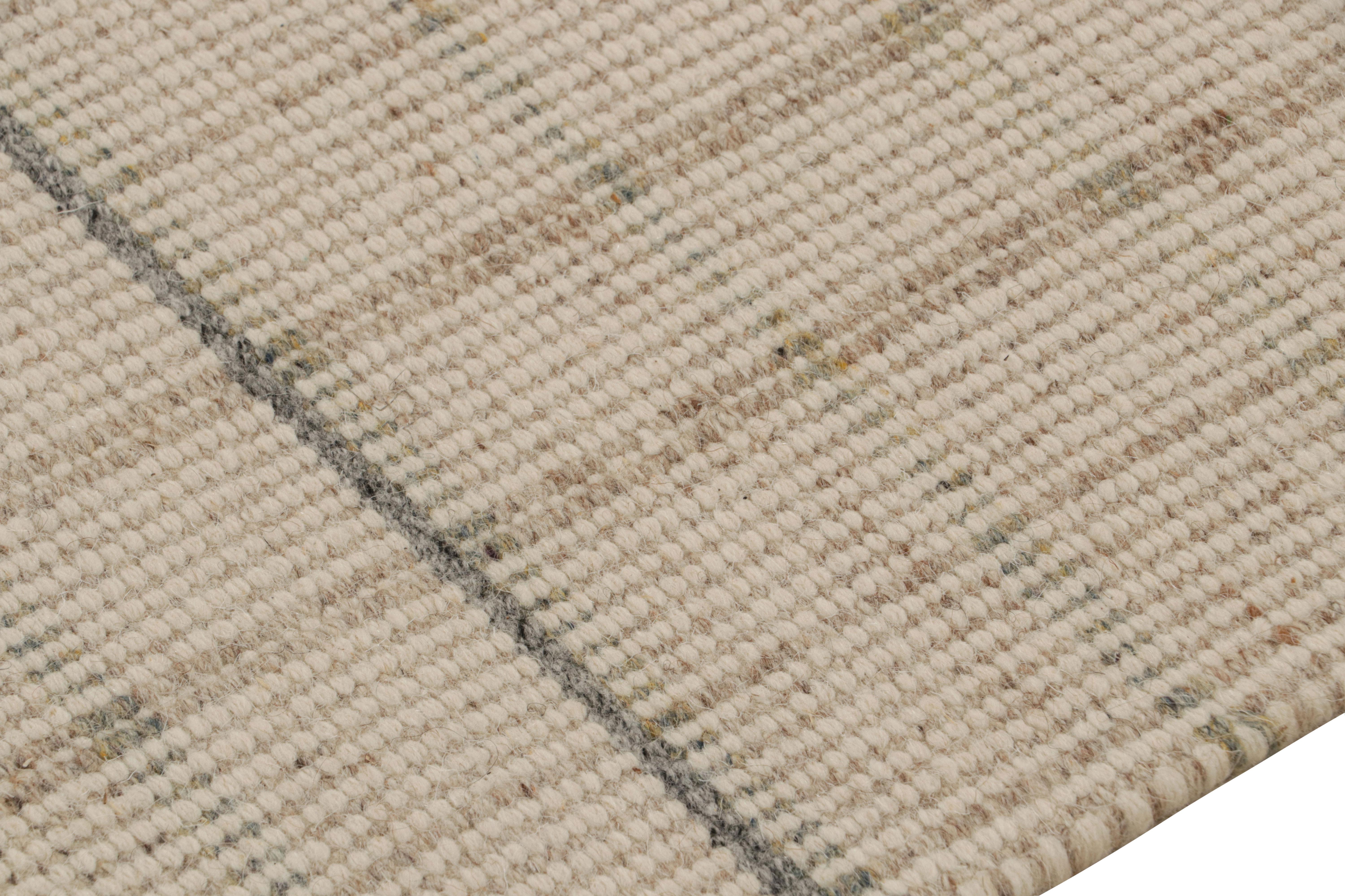 Annodato a mano Rug & Kilim è un tappeto a righe beige, grigie e bianche in stile scandinavo. in vendita