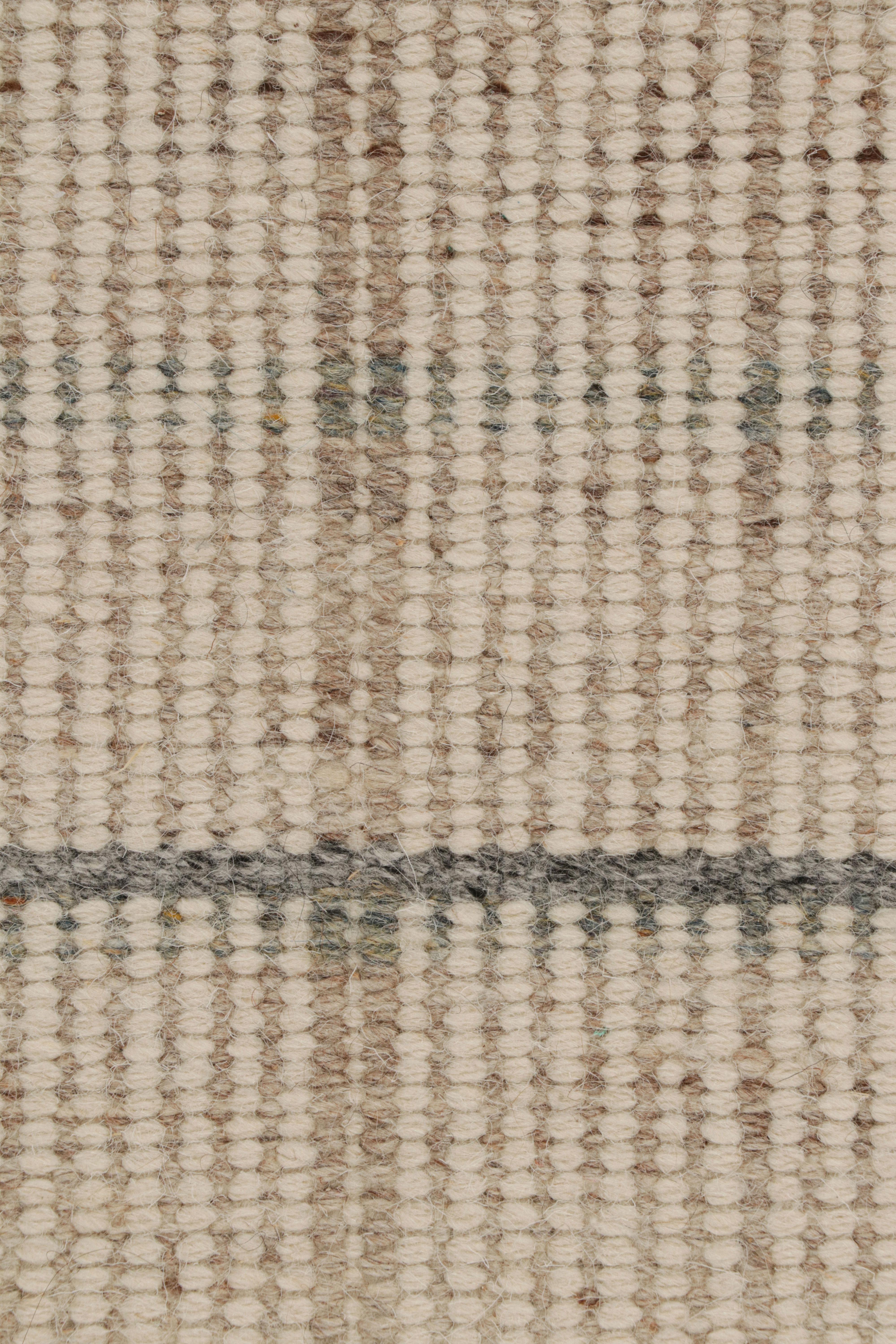 Rug & Kilim è un tappeto a righe beige, grigie e bianche in stile scandinavo. In condizioni Nuovo in vendita a Long Island City, NY