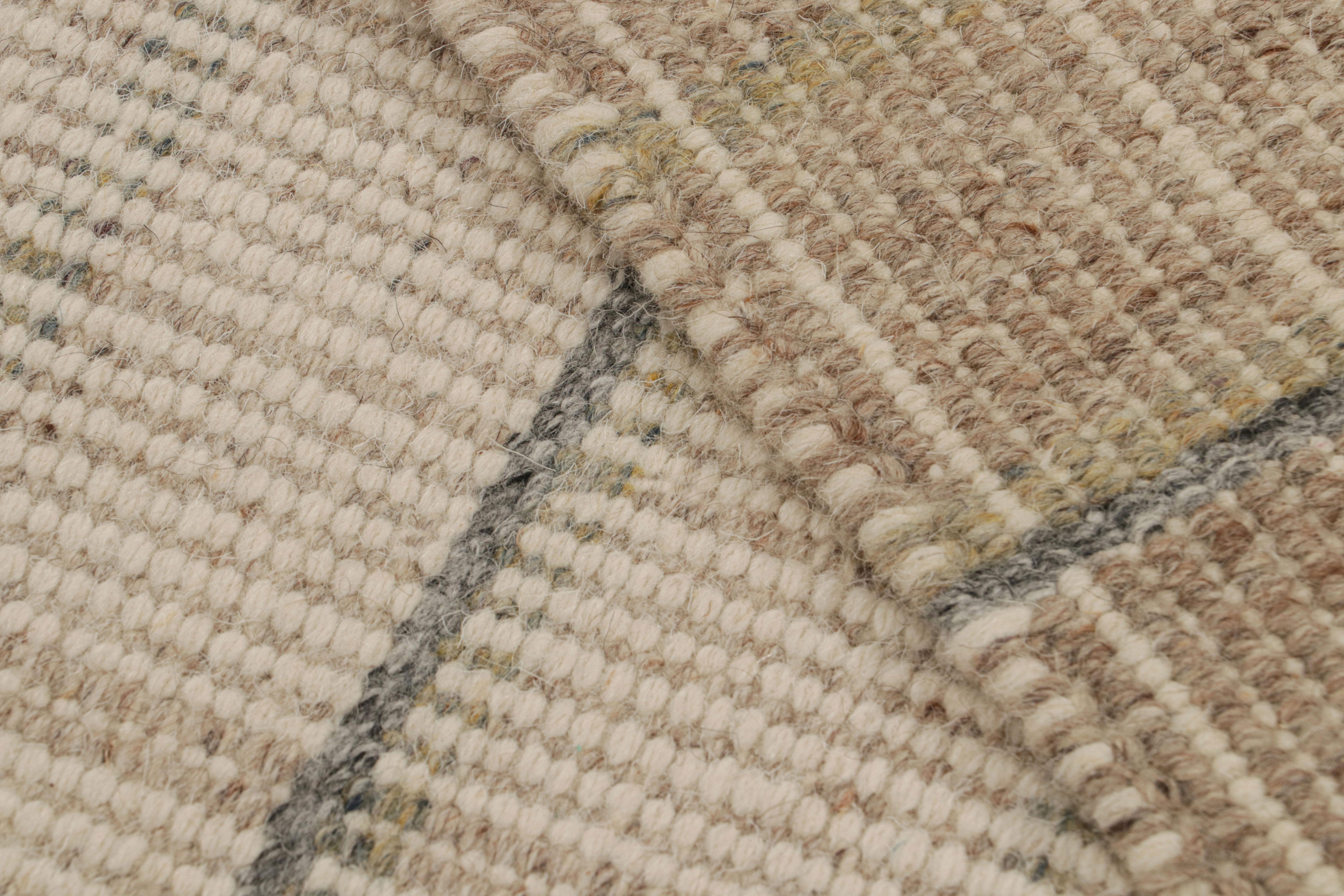 XXI secolo e contemporaneo Rug & Kilim è un tappeto a righe beige, grigie e bianche in stile scandinavo. in vendita