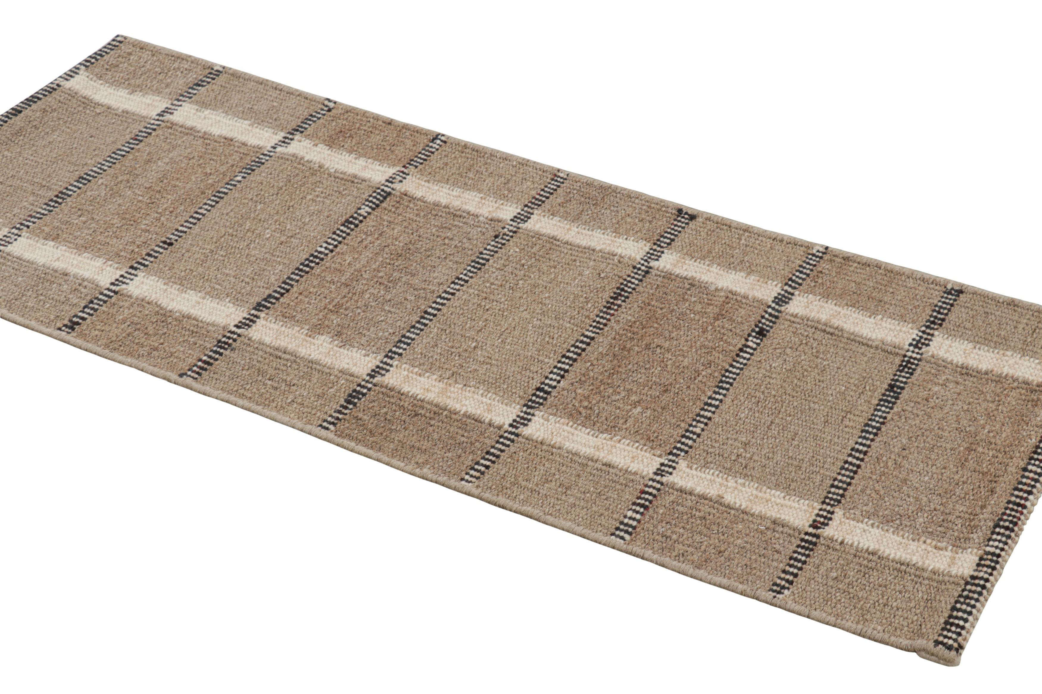 Tessuto a mano Rug & Kilim è un tappeto runner in stile scandinavo in marrone con strisce bianche e nere in vendita