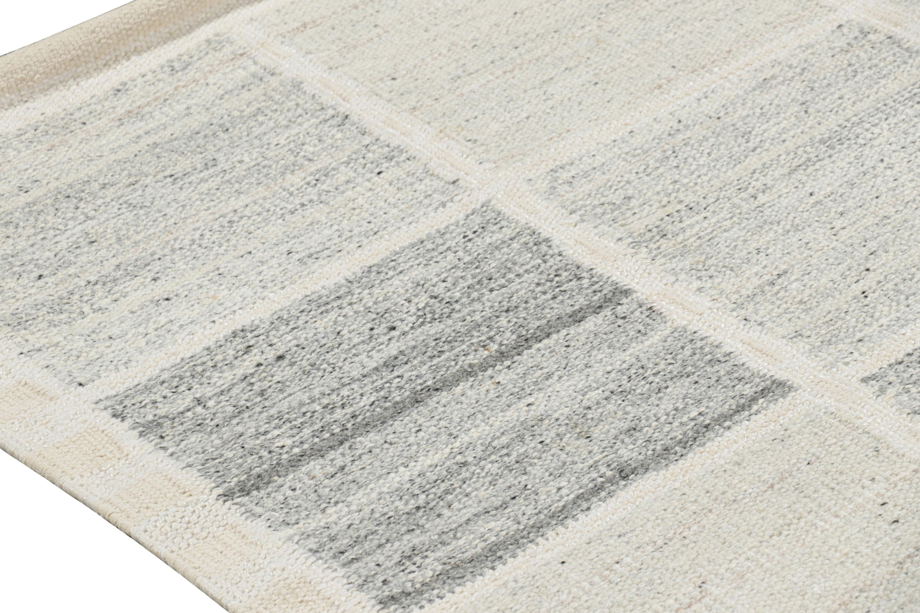 Moderno Rug & Kilim è un tappeto da corsa in stile scandinavo con motivi geometrici grigi e bianchi in vendita
