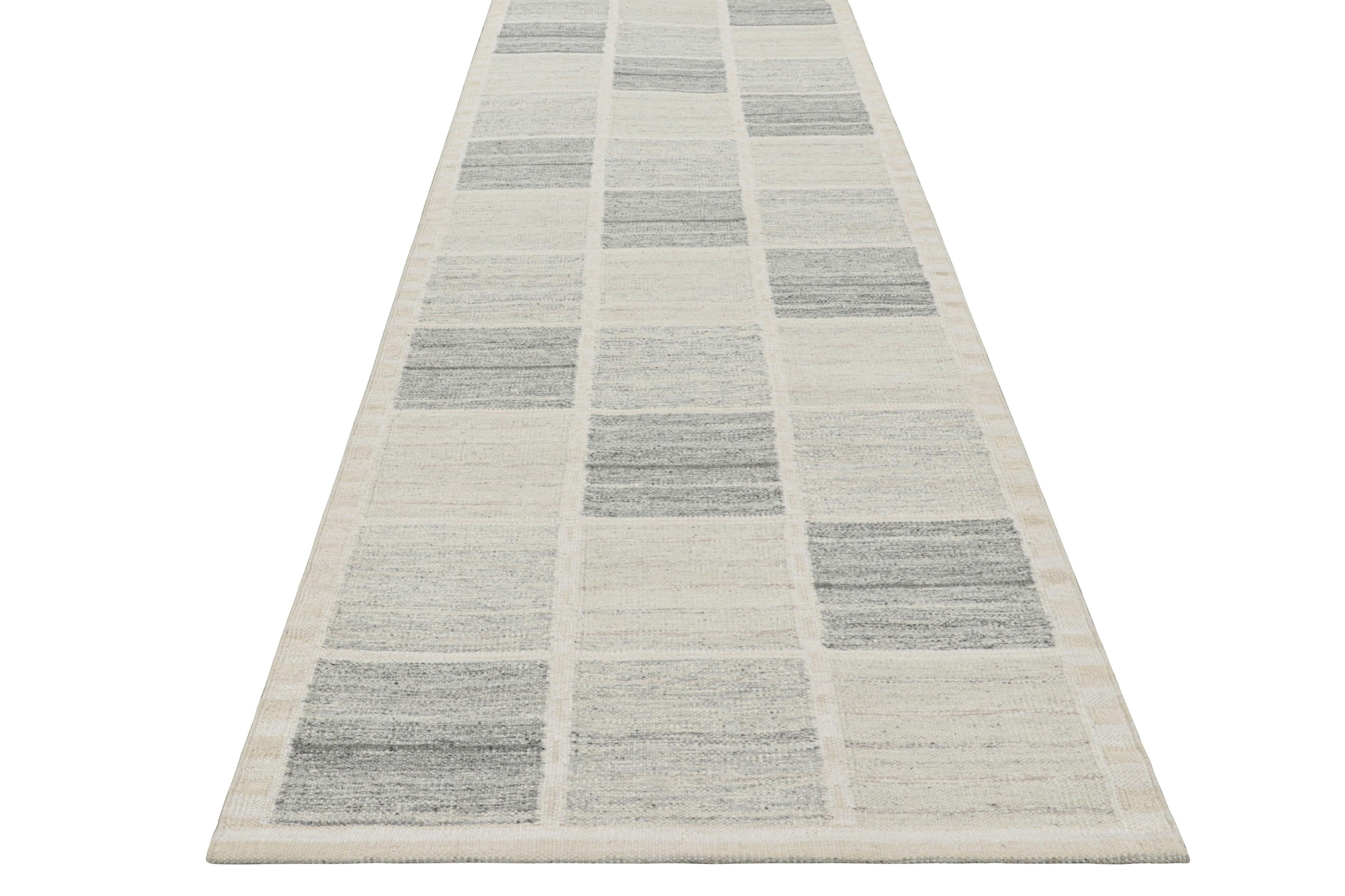 Indiano Rug & Kilim è un tappeto da corsa in stile scandinavo con motivi geometrici grigi e bianchi in vendita