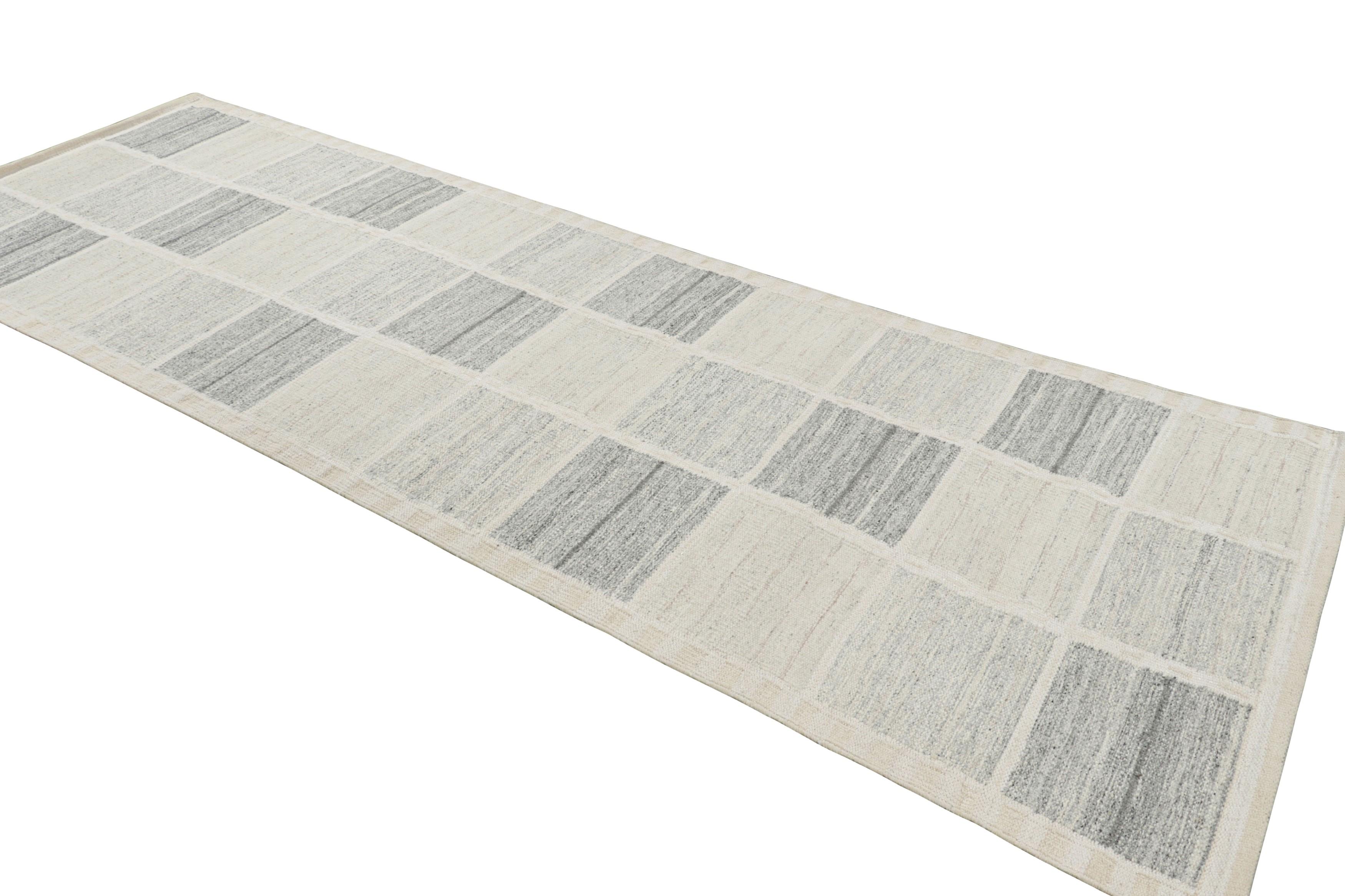 Tessuto a mano Rug & Kilim è un tappeto da corsa in stile scandinavo con motivi geometrici grigi e bianchi in vendita