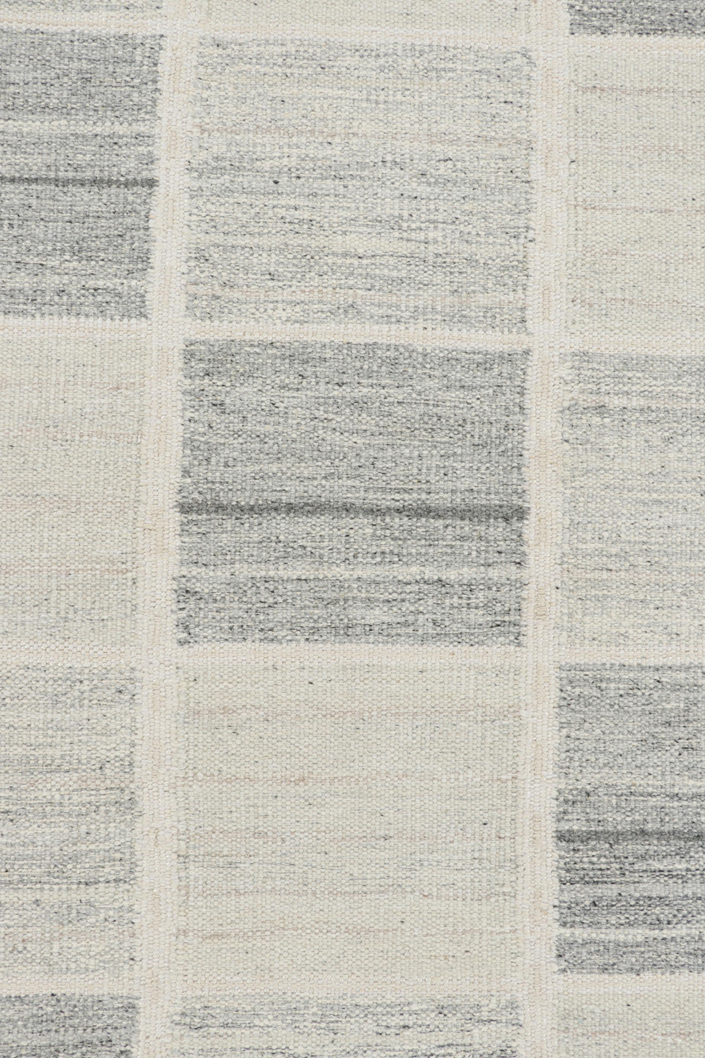 Rug & Kilim è un tappeto da corsa in stile scandinavo con motivi geometrici grigi e bianchi In condizioni Nuovo in vendita a Long Island City, NY