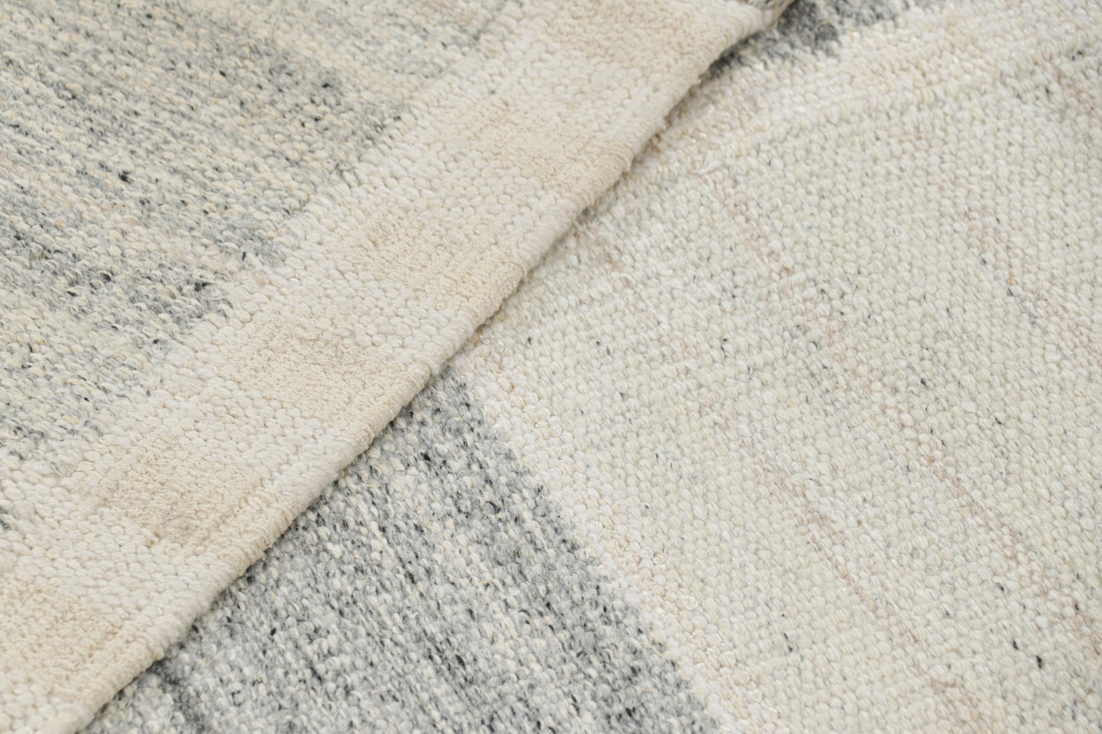 XXI secolo e contemporaneo Rug & Kilim è un tappeto da corsa in stile scandinavo con motivi geometrici grigi e bianchi in vendita