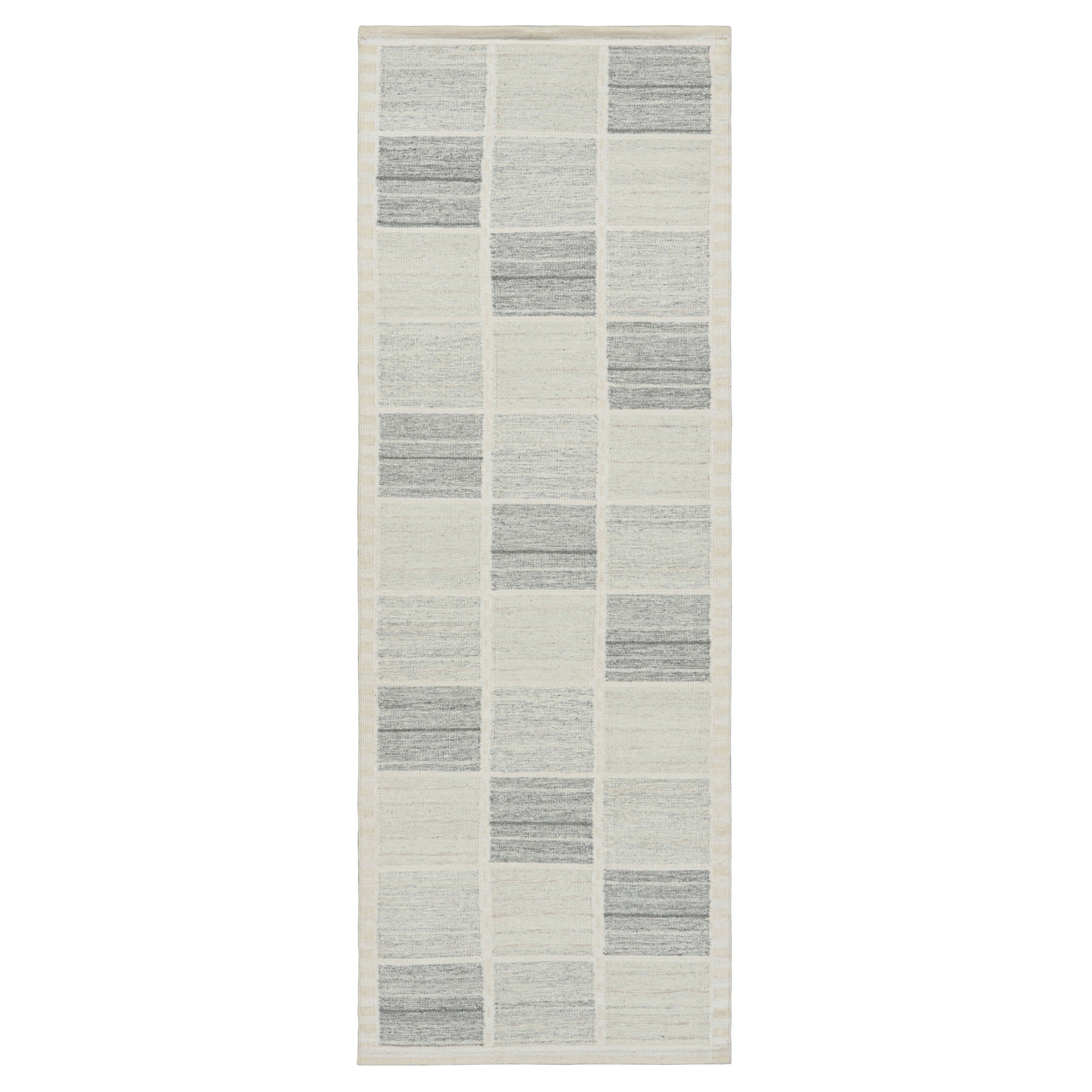 Rug & Kilim è un tappeto da corsa in stile scandinavo con motivi geometrici grigi e bianchi