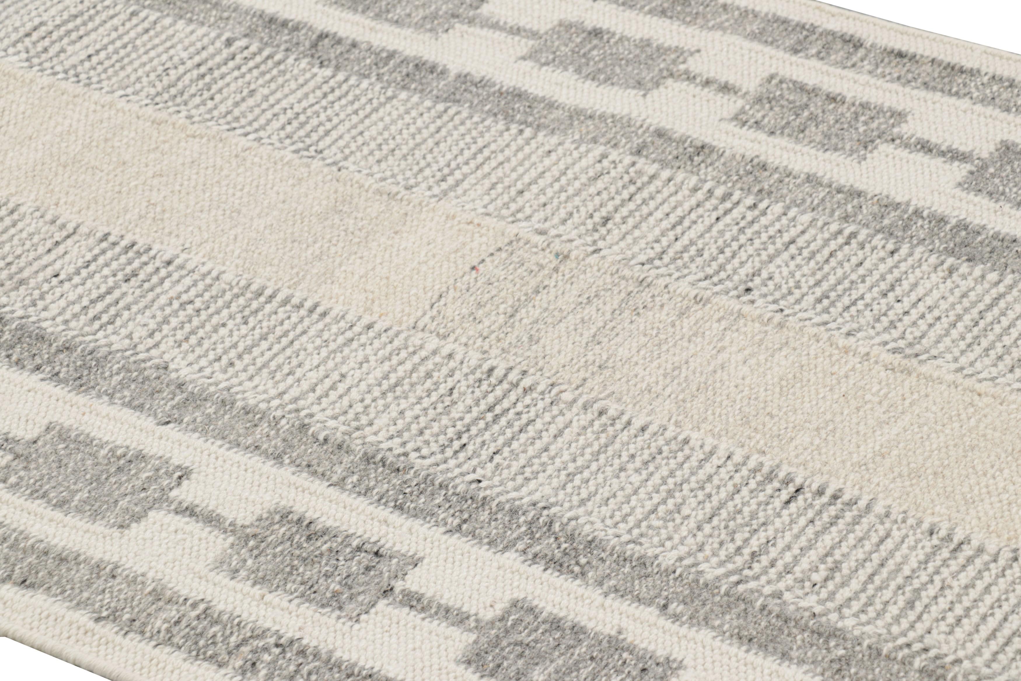 Fabriqué avec de la laine tissée à la main et un mélange complexe de fils naturels non teints, ce chemin de table 3x9 est un nouvel ajout à la collection de tapis scandinaves de Rug &Tradition, une réimagination contemporaine du minimalisme suédois