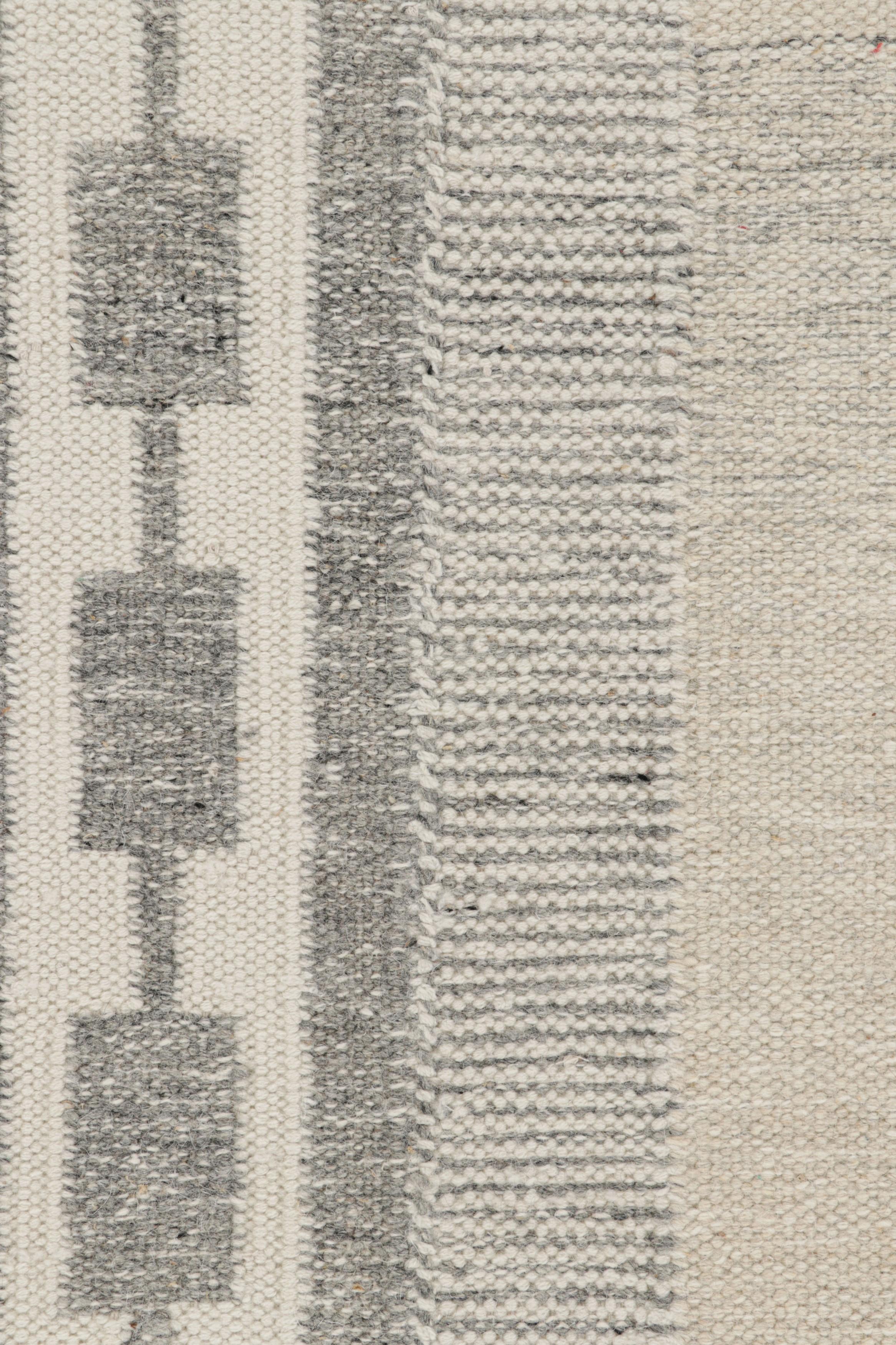 Moderne Tapis de style scandinave à motifs géométriques blancs et gris de Rug & Kilim en vente