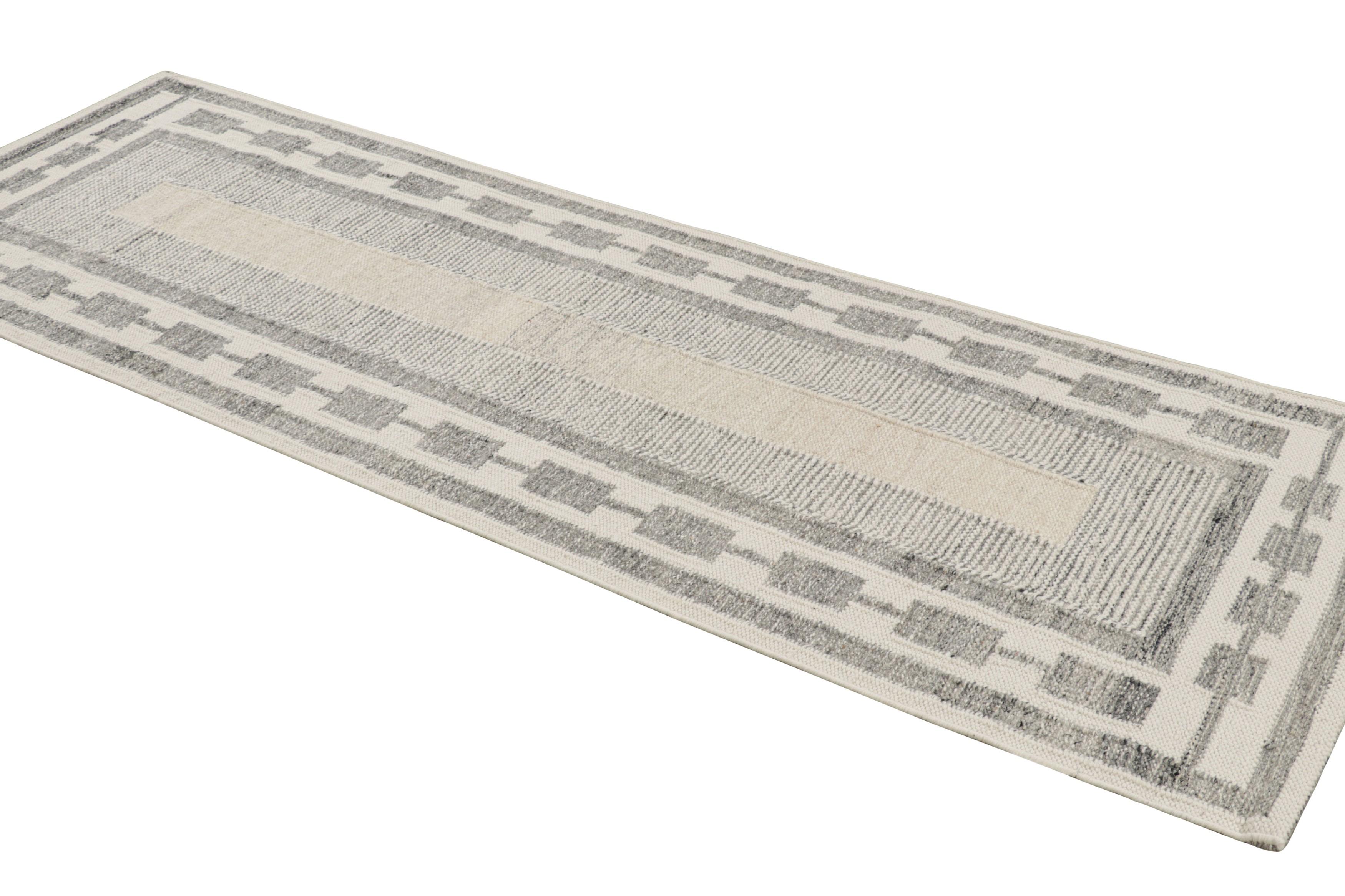 Tissé à la main Tapis de style scandinave à motifs géométriques blancs et gris de Rug & Kilim en vente