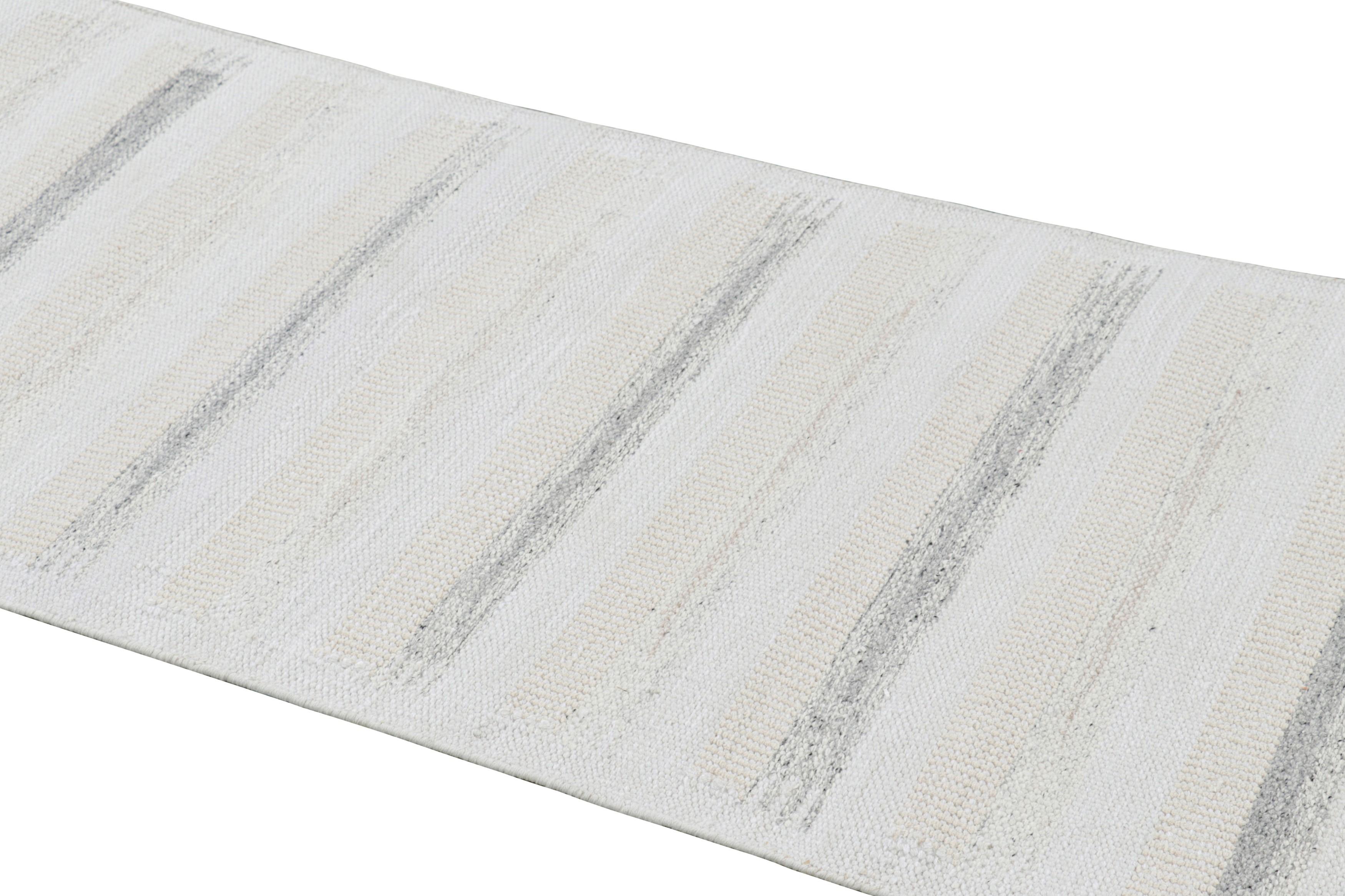 Realizzato in lana intrecciata a mano, questo tappeto runner a righe 3x8 è un'entusiasmante novità della collezione di tappeti scandinavi di Rug & Kilim: una rivisitazione contemporanea del minimalismo svedese e dei tappeti e tessuti vintage delle