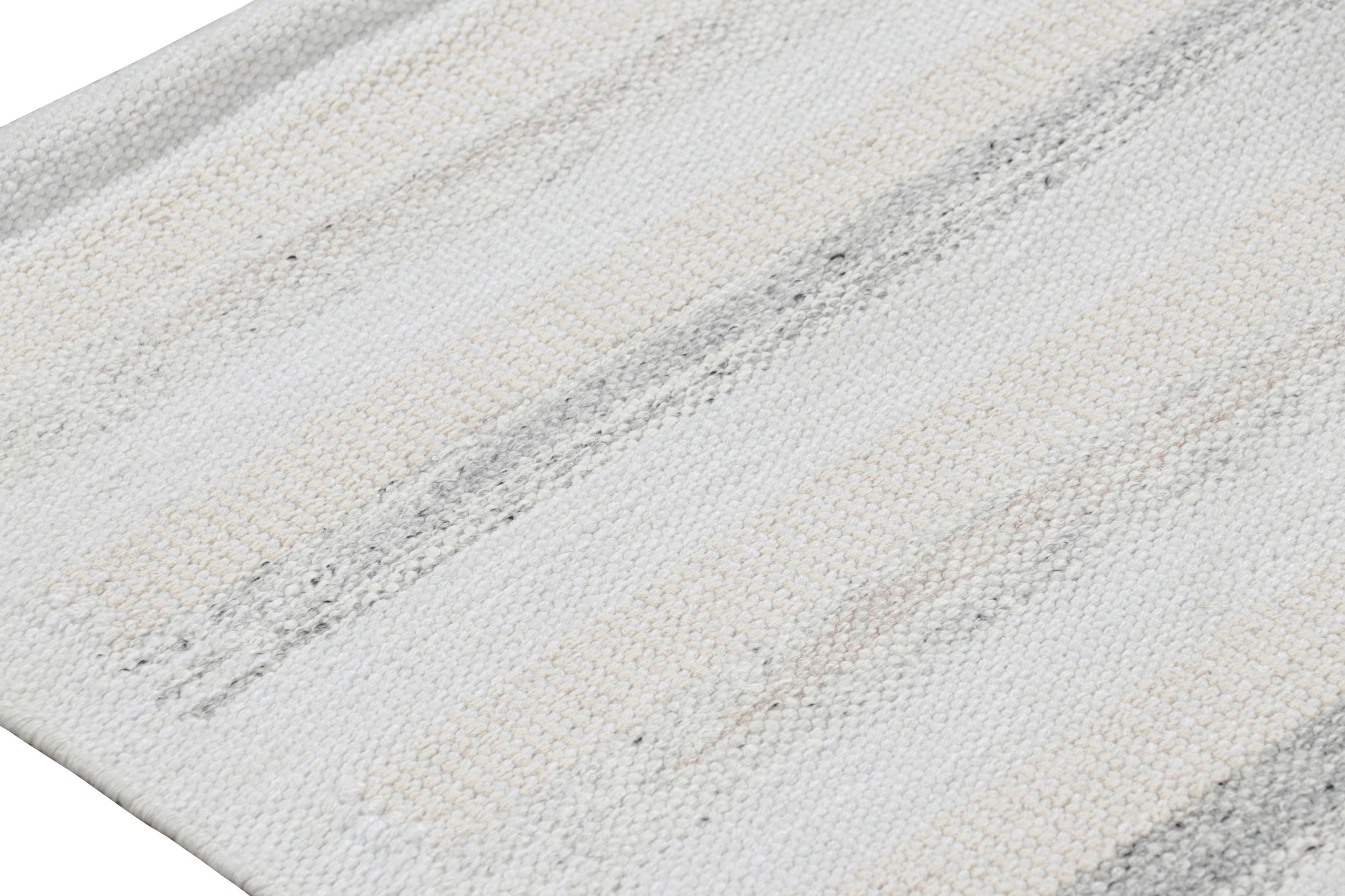 Moderno Rug & Kilim è un tappeto da corsa in stile scandinavo in bianco e grigio con strisce in vendita