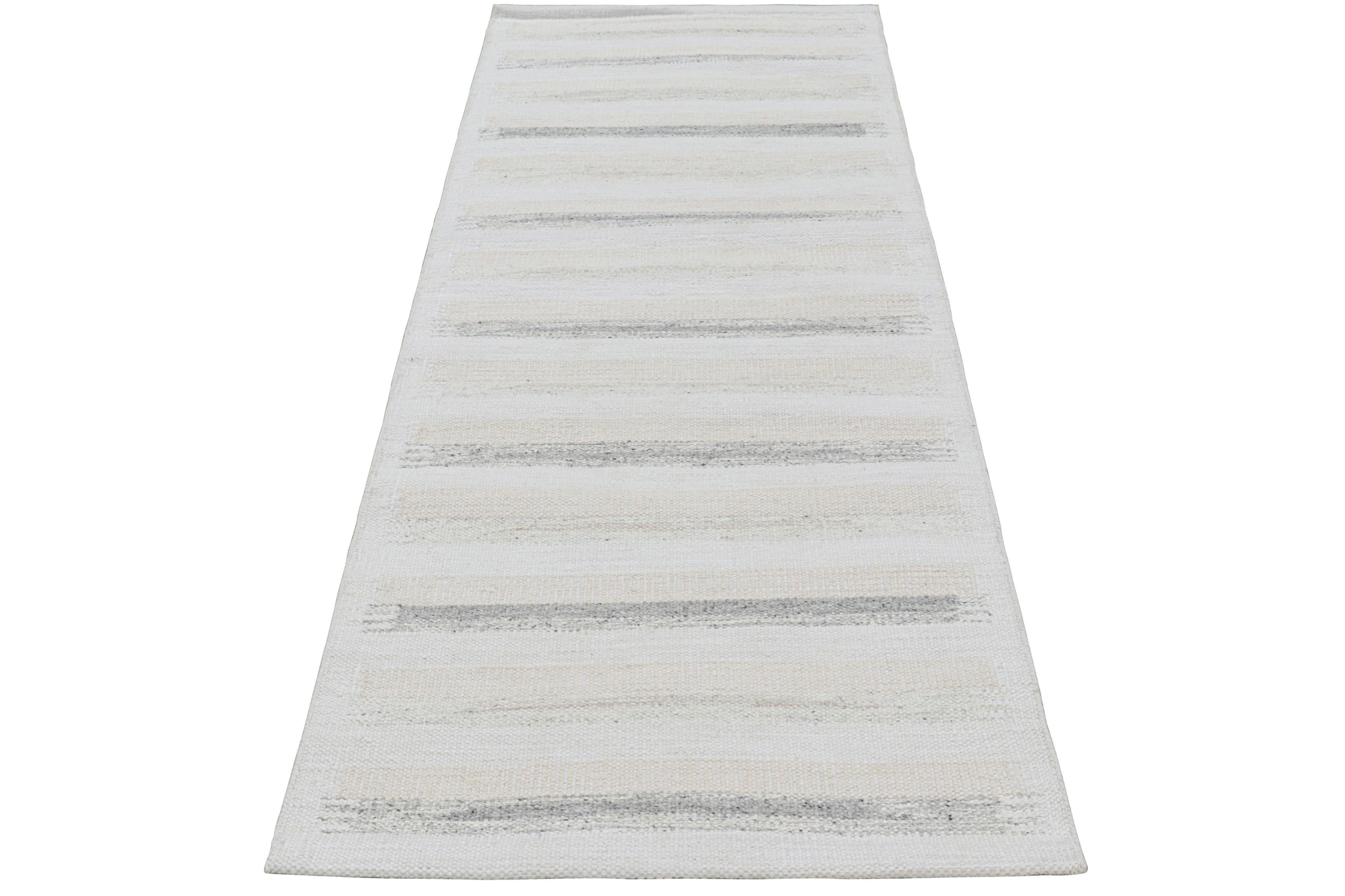Indiano Rug & Kilim è un tappeto da corsa in stile scandinavo in bianco e grigio con strisce in vendita