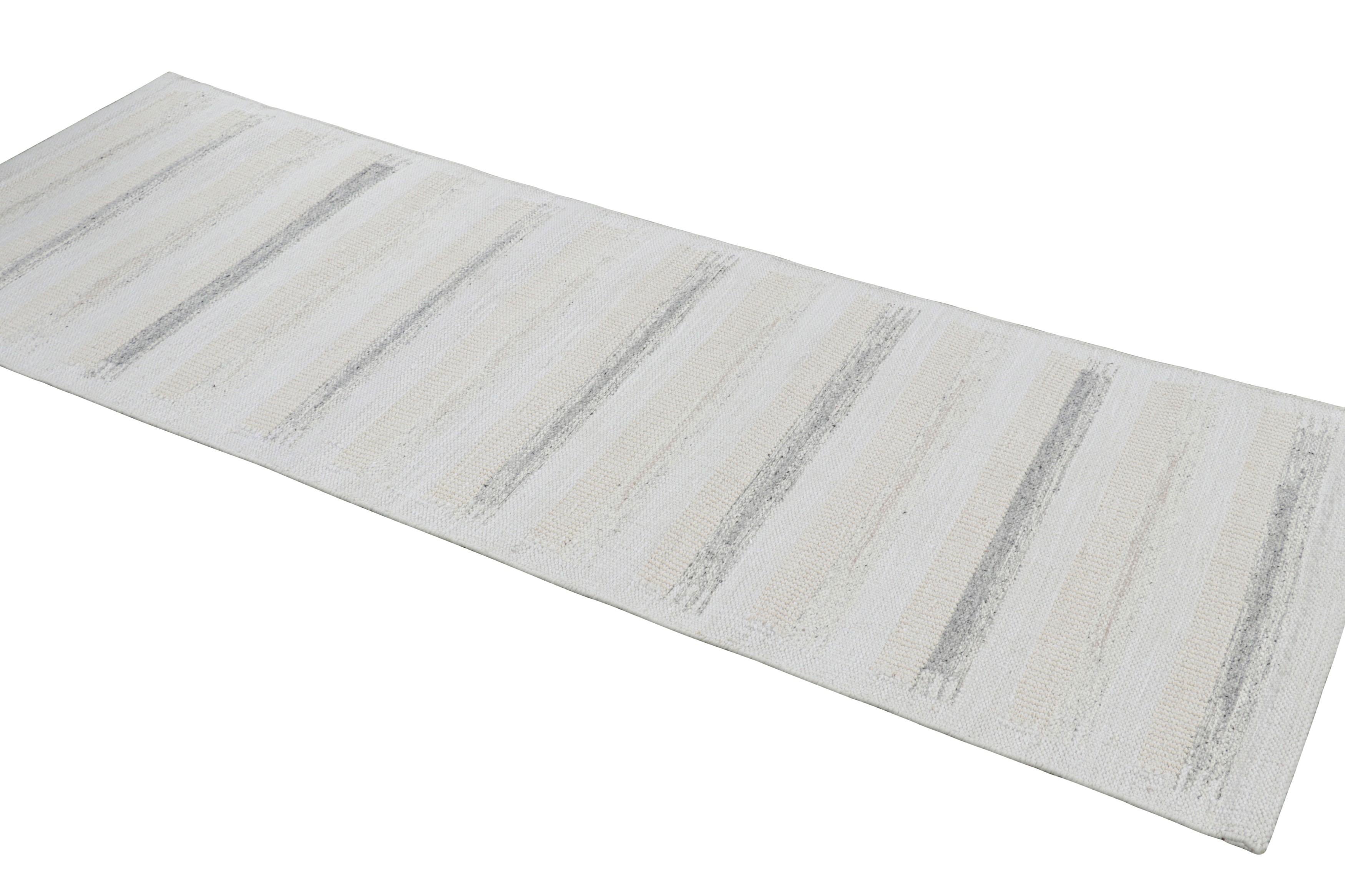 Tessuto a mano Rug & Kilim è un tappeto da corsa in stile scandinavo in bianco e grigio con strisce in vendita