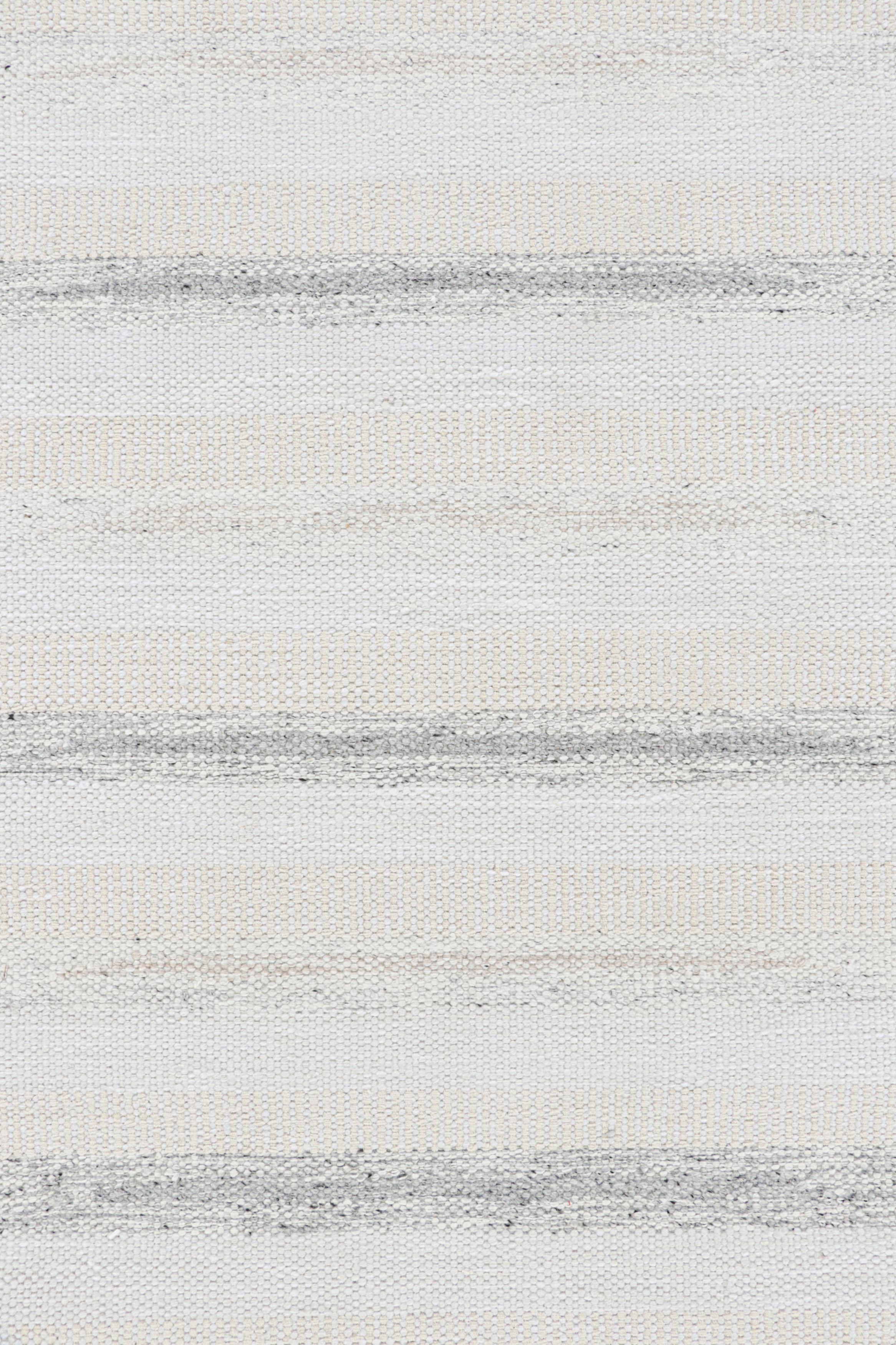 Rug & Kilim è un tappeto da corsa in stile scandinavo in bianco e grigio con strisce In condizioni Nuovo in vendita a Long Island City, NY