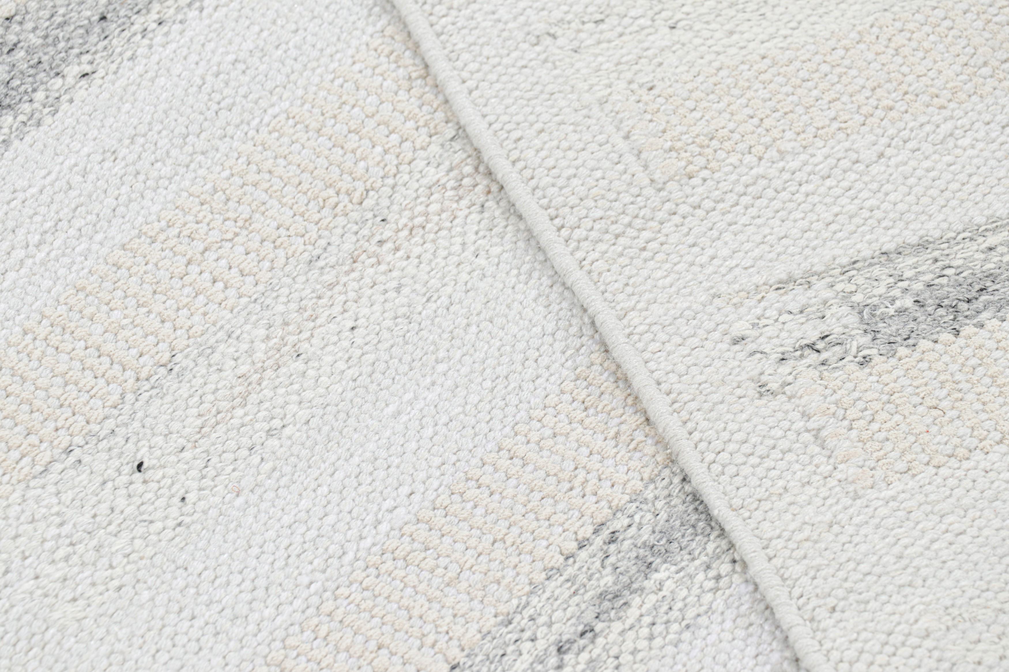 XXI secolo e contemporaneo Rug & Kilim è un tappeto da corsa in stile scandinavo in bianco e grigio con strisce in vendita