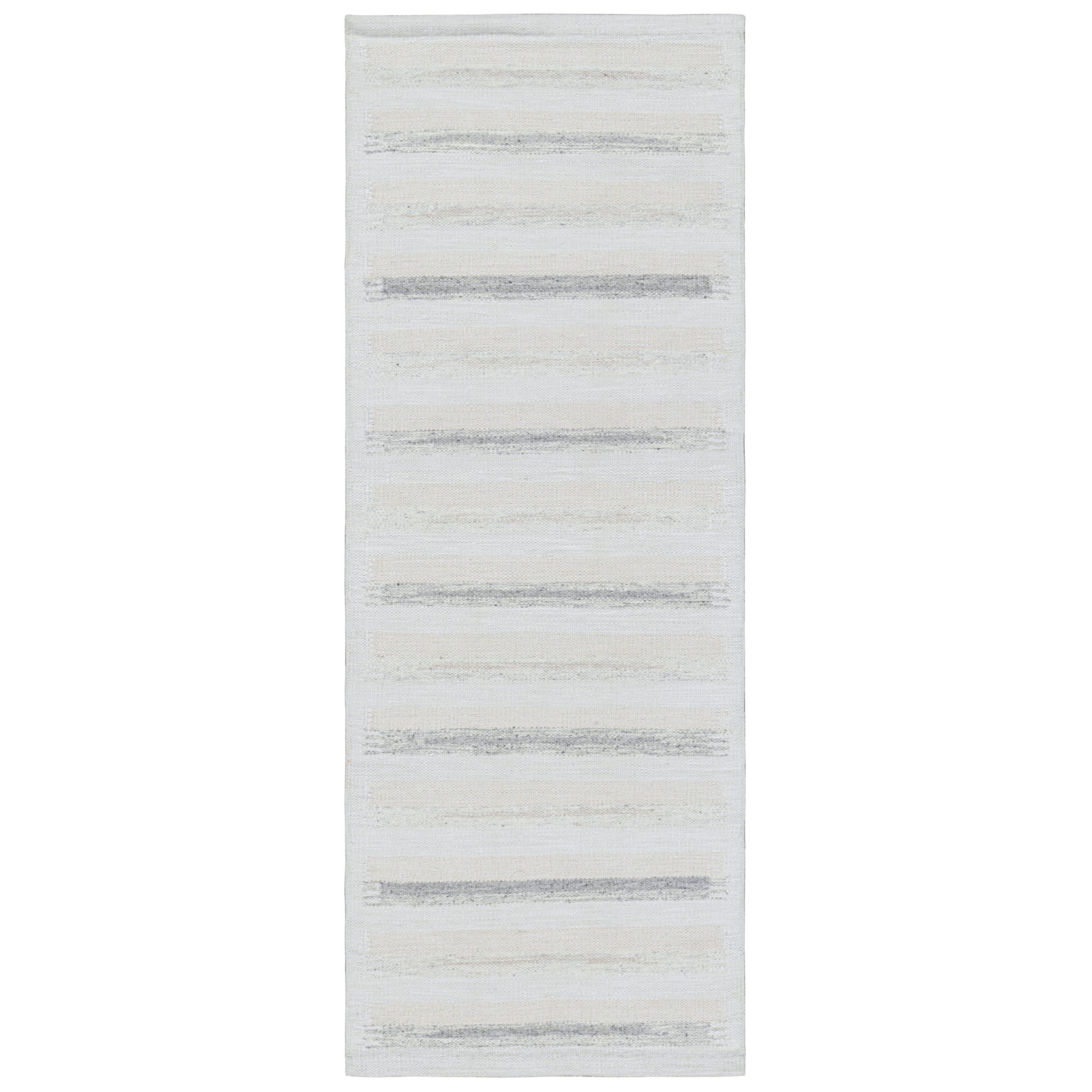 Rug & Kilim è un tappeto da corsa in stile scandinavo in bianco e grigio con strisce