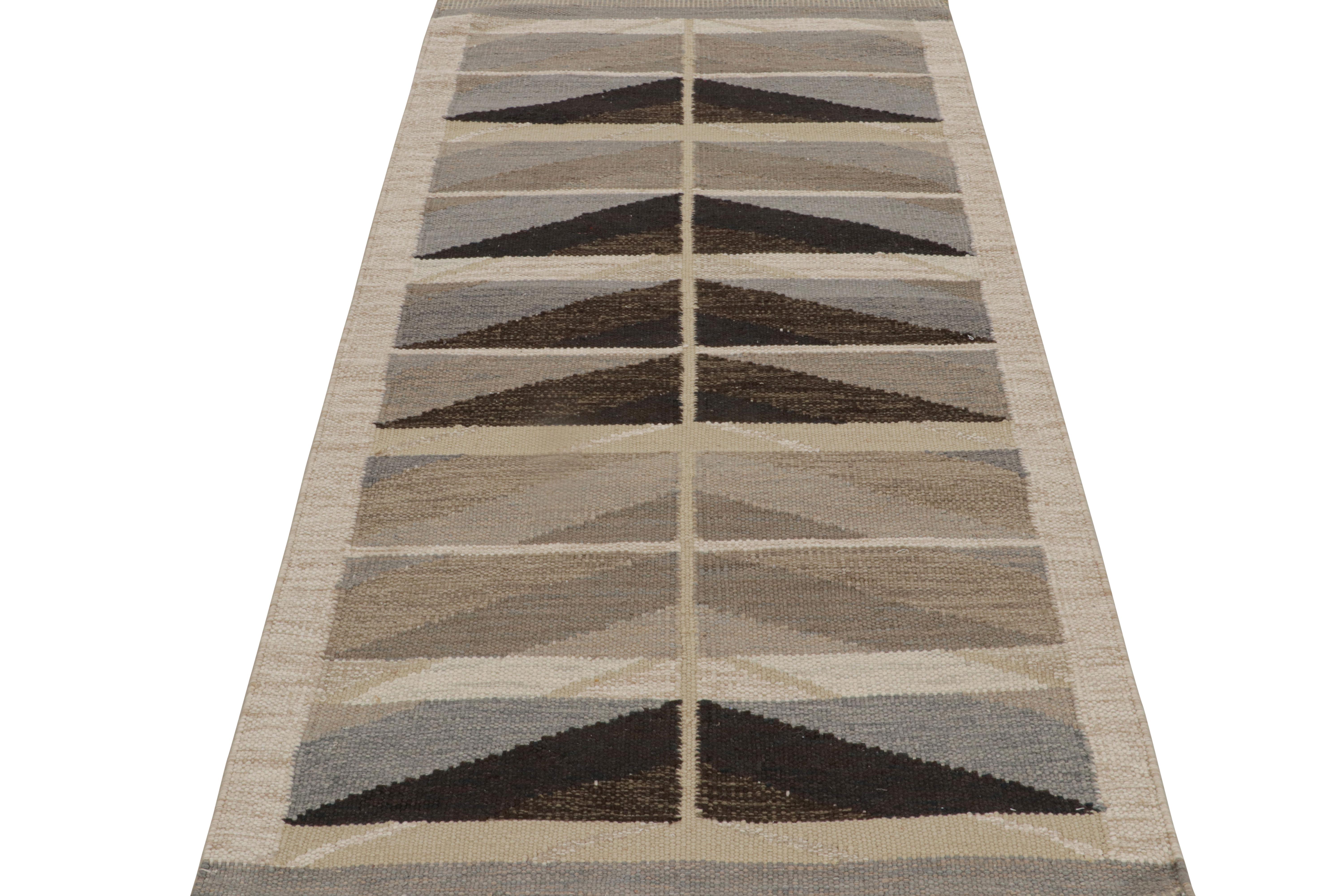 Scandinavo moderno Tappeto Runner in stile scandinavo con motivi geometrici beige-marrone di Rug & Kilim in vendita