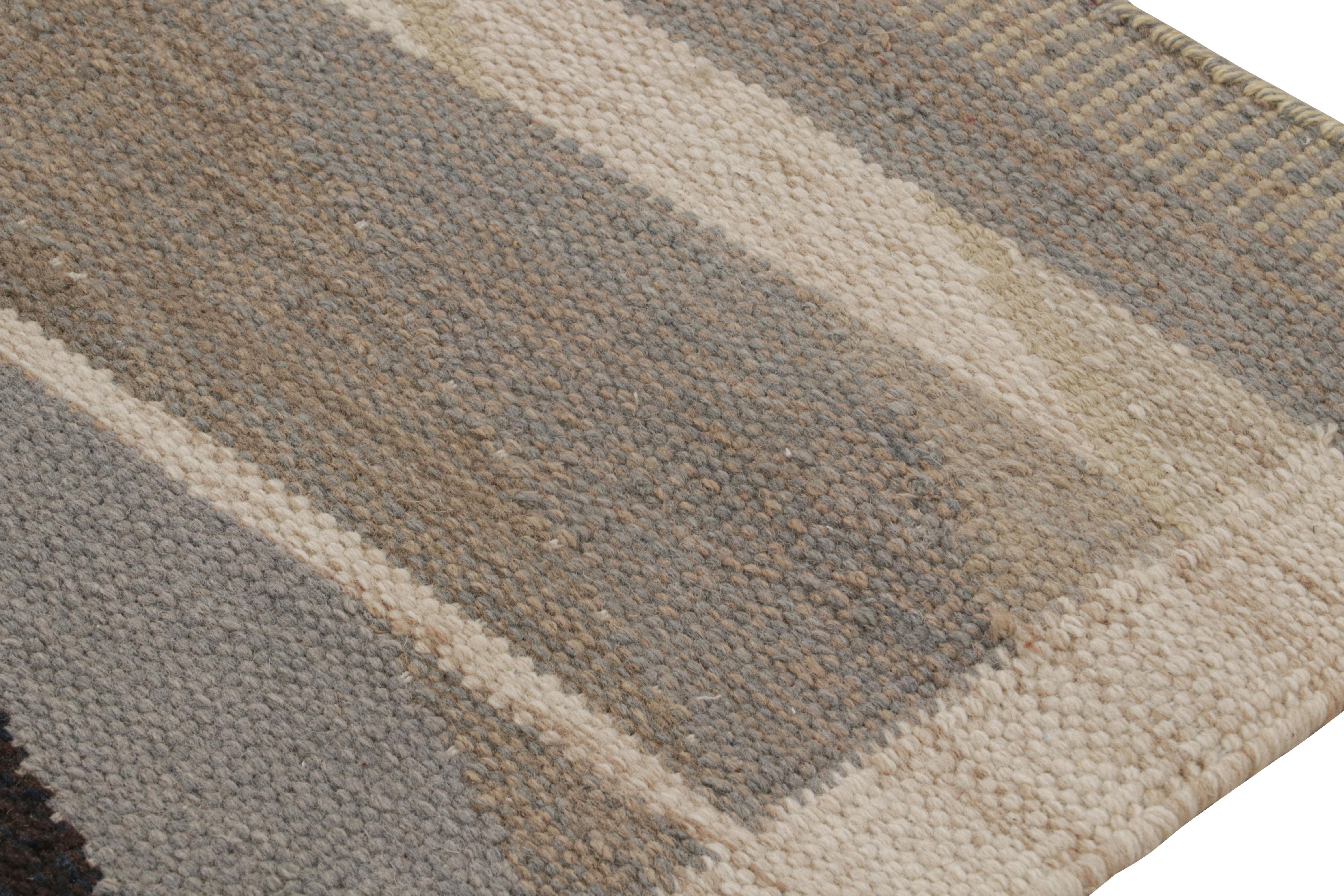 Rug & Kilim's Läufer im skandinavischen Stil mit beige-braunen, geometrischen Mustern (Handgewebt) im Angebot