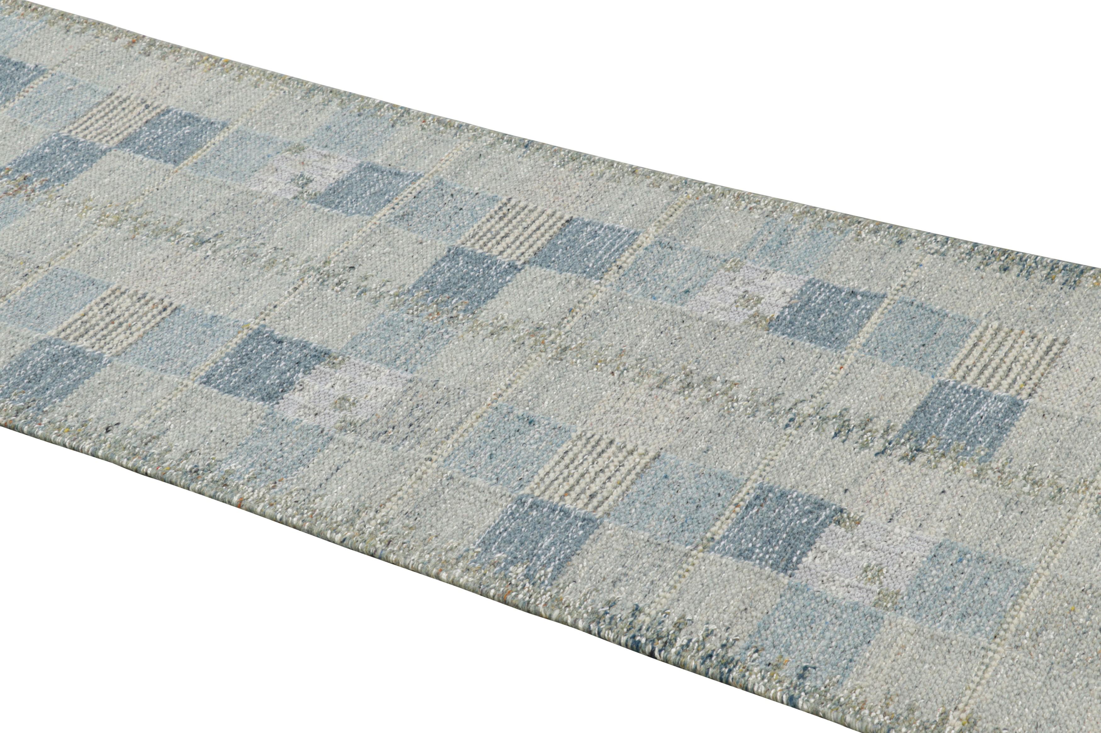 Realizzato in lana intrecciata a mano, questo tappeto runner 3x8 è un'entusiasmante novità della collezione di tappeti scandinavi di Rug & Kilim: una rivisitazione contemporanea del minimalismo svedese e dei tappeti e tessuti vintage delle