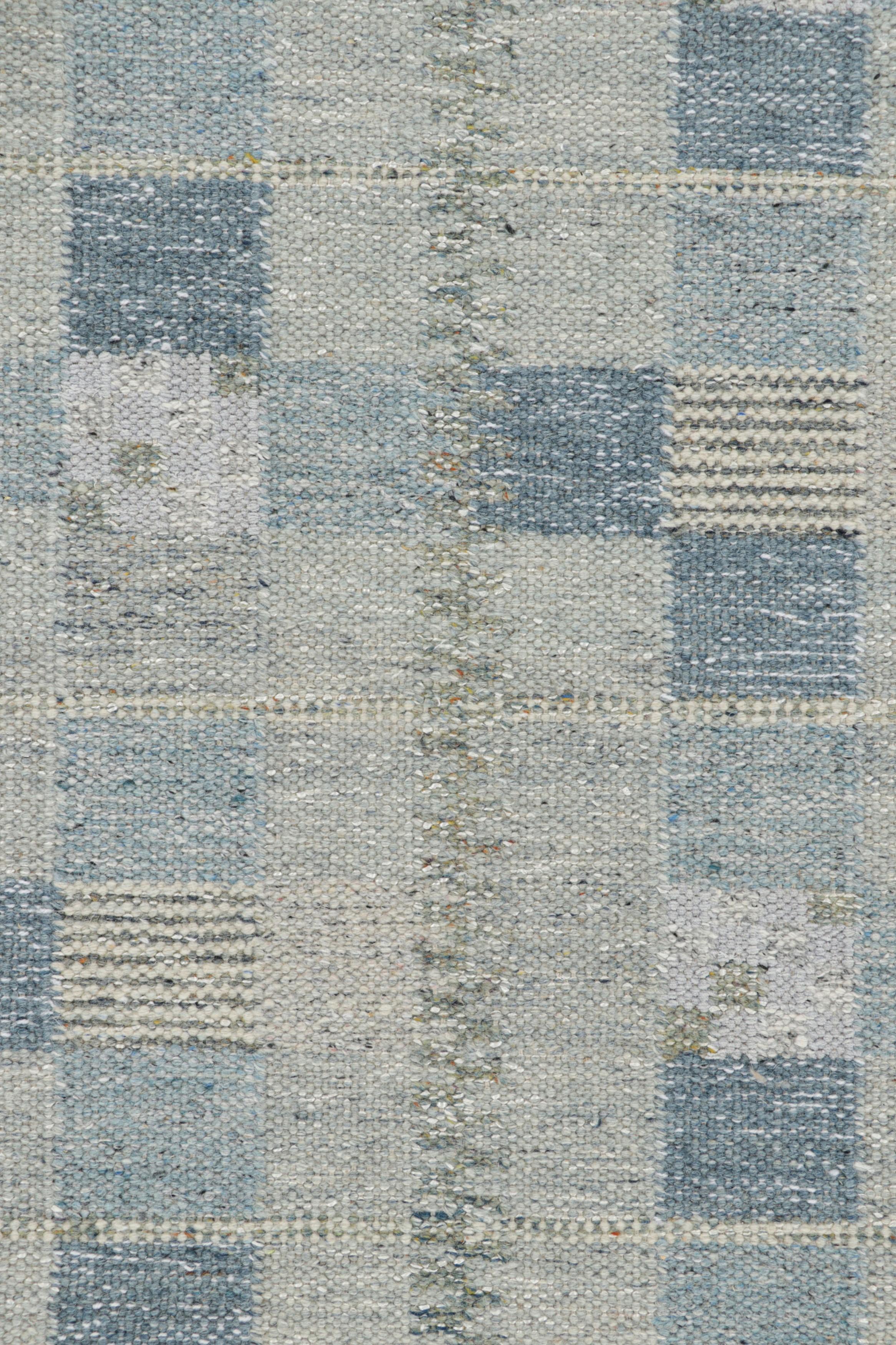 Moderno Tappeto Runner in stile scandinavo con motivi geometrici blu chiaro di Rug & Kilim in vendita