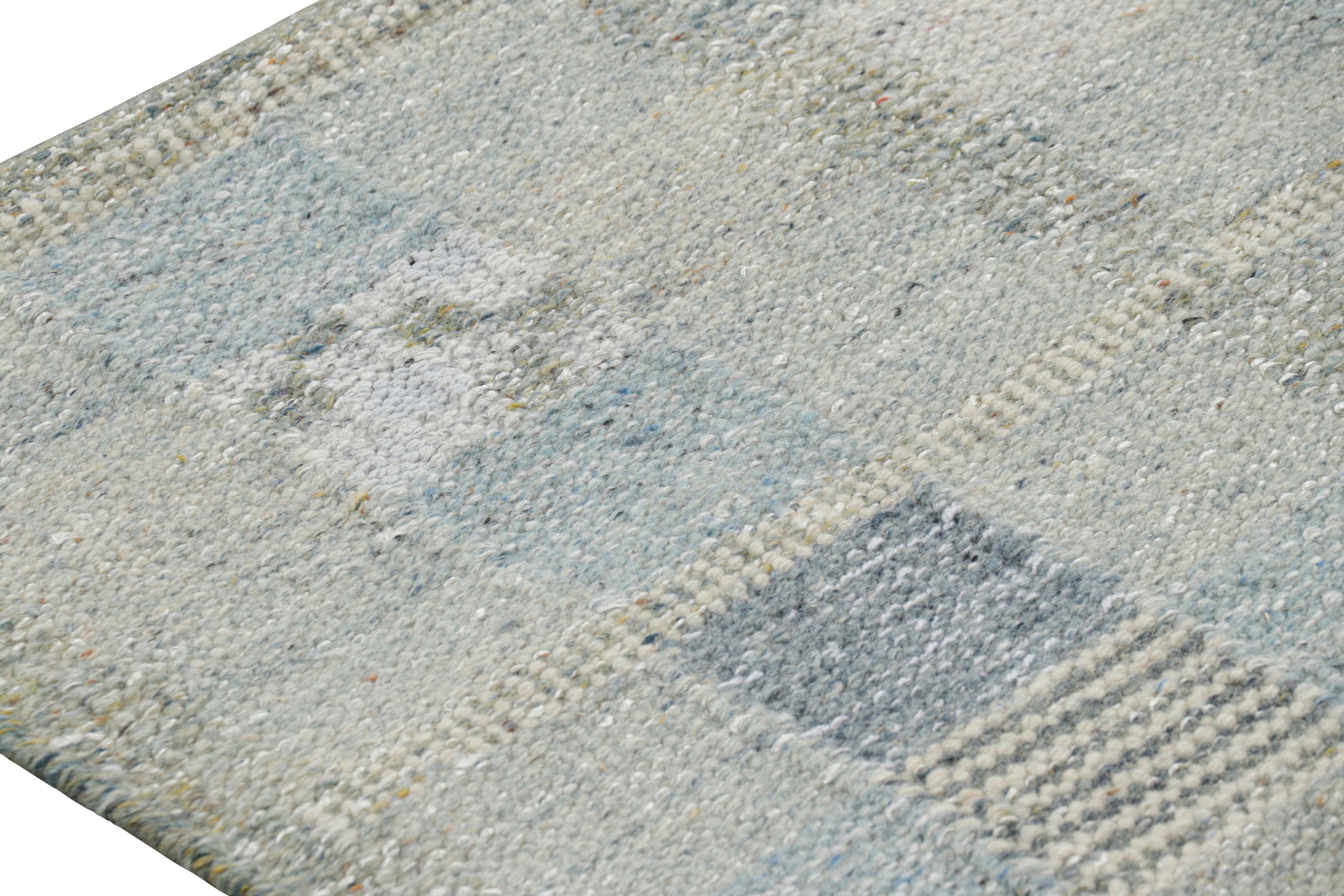 Rug & Kilim's Läufer im skandinavischen Stil mit hellblauen geometrischen Mustern (Moderne) im Angebot