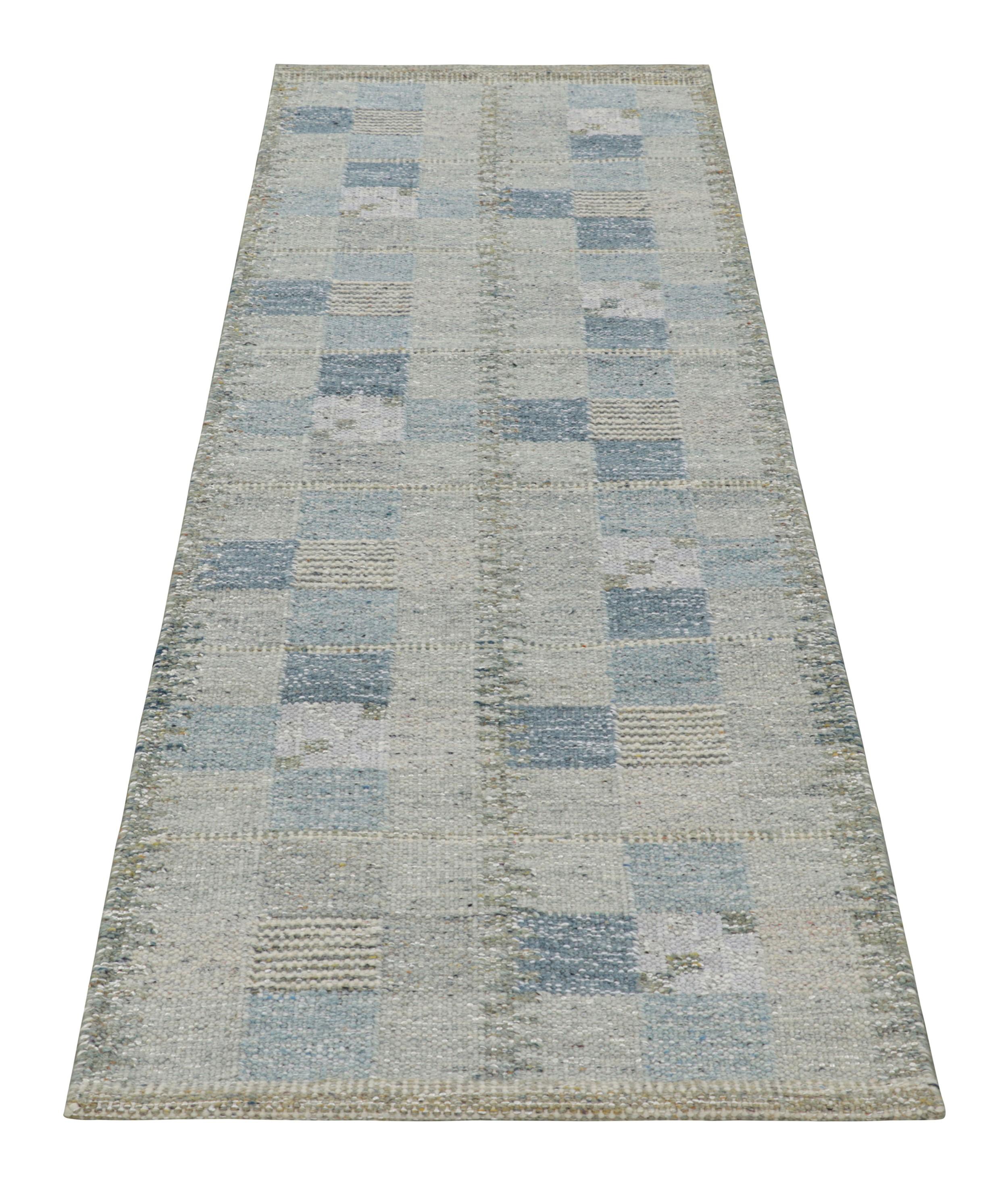 Indiano Tappeto Runner in stile scandinavo con motivi geometrici blu chiaro di Rug & Kilim in vendita
