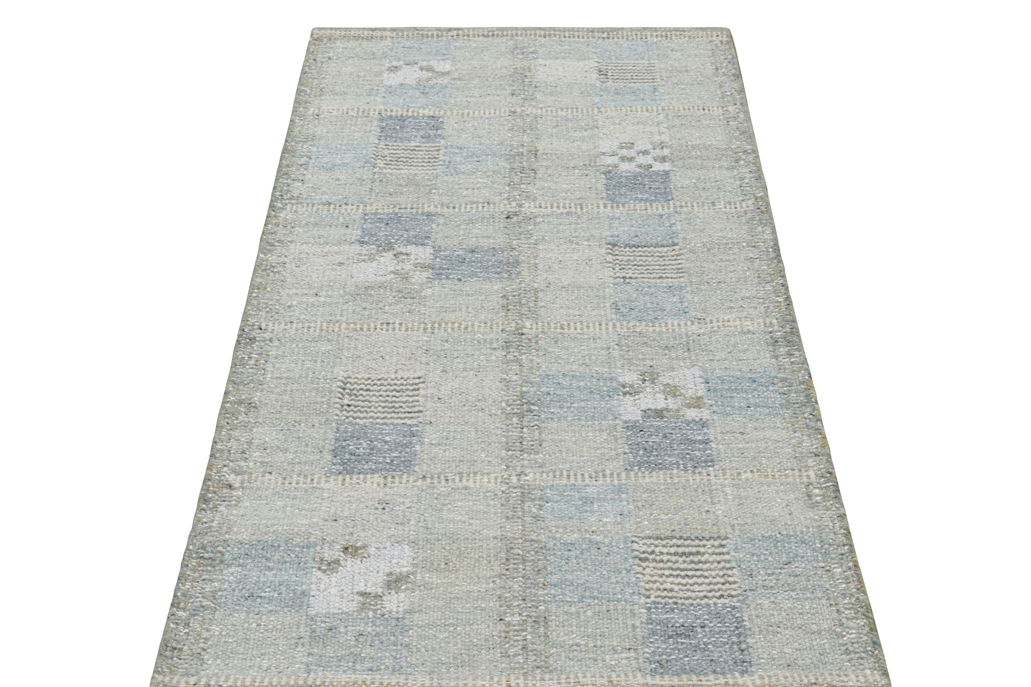 Rug & Kilim's Läufer im skandinavischen Stil mit hellblauen geometrischen Mustern (Indisch) im Angebot