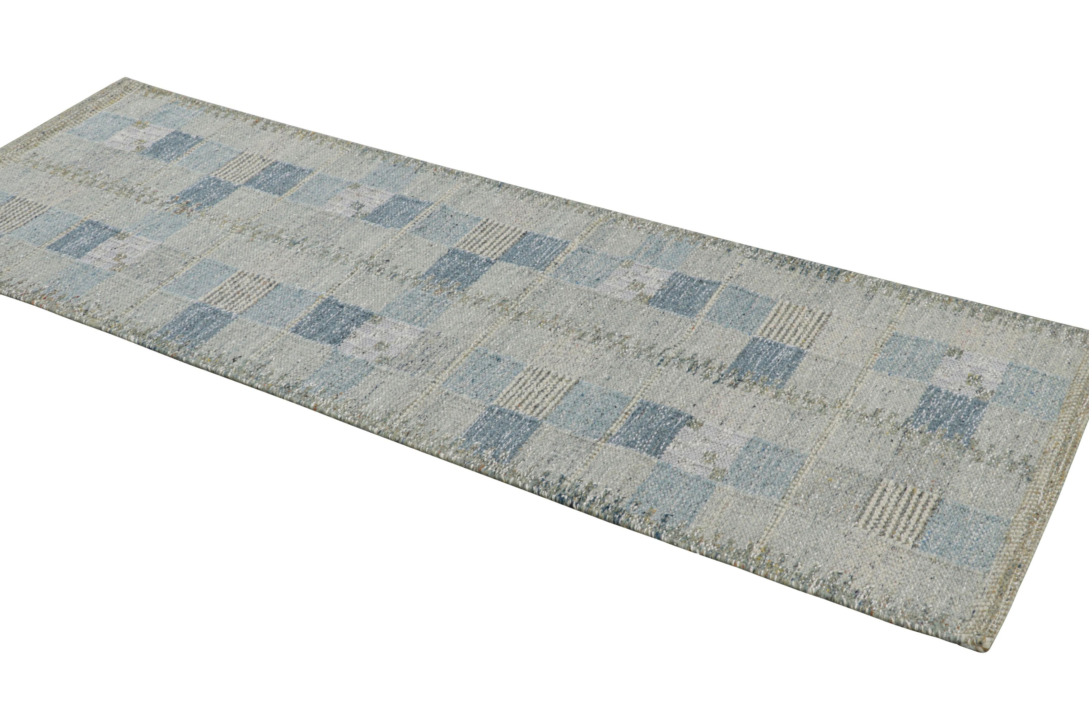 Tessuto a mano Tappeto Runner in stile scandinavo con motivi geometrici blu chiaro di Rug & Kilim in vendita