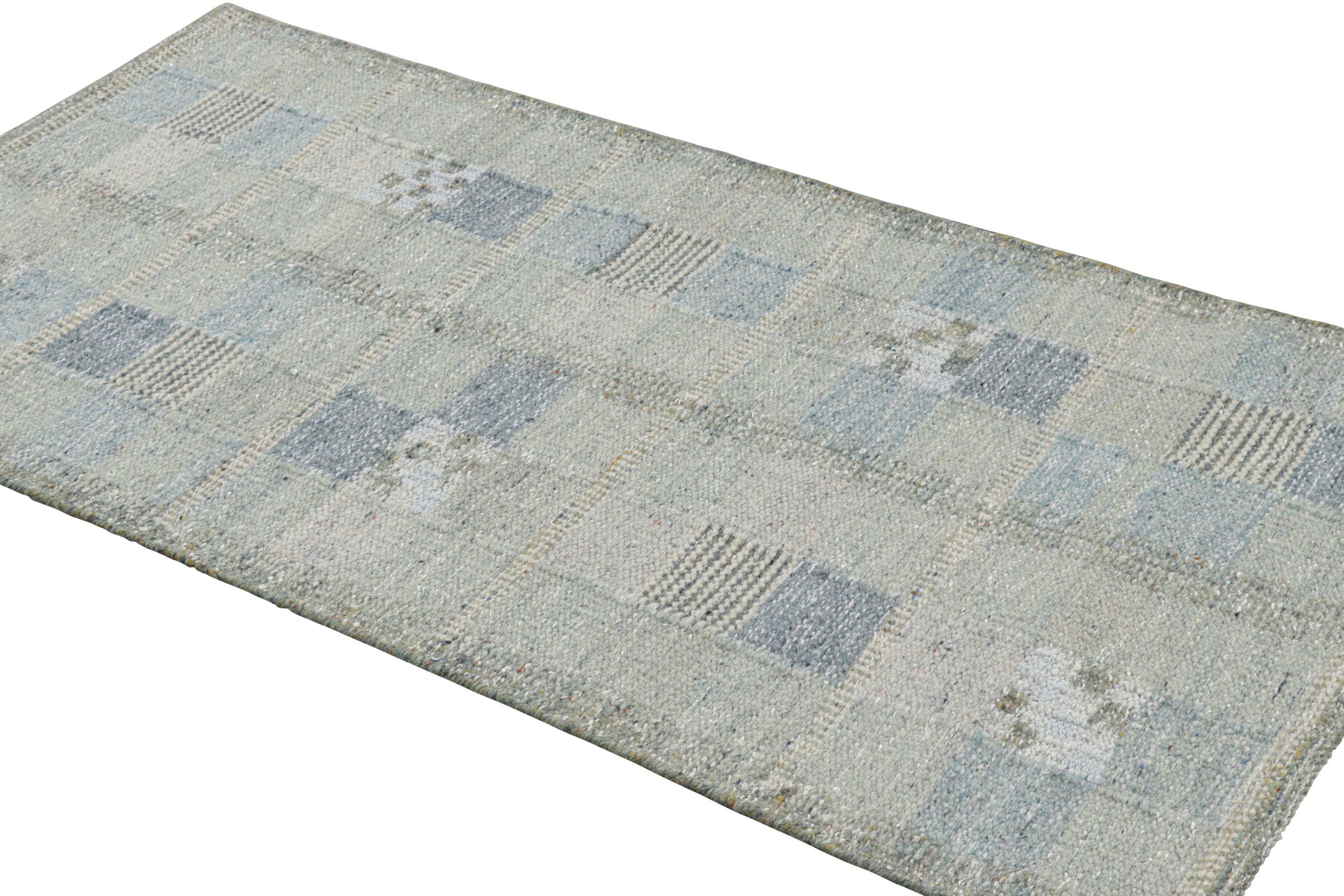 Rug & Kilim's Läufer im skandinavischen Stil mit hellblauen geometrischen Mustern (Handgewebt) im Angebot